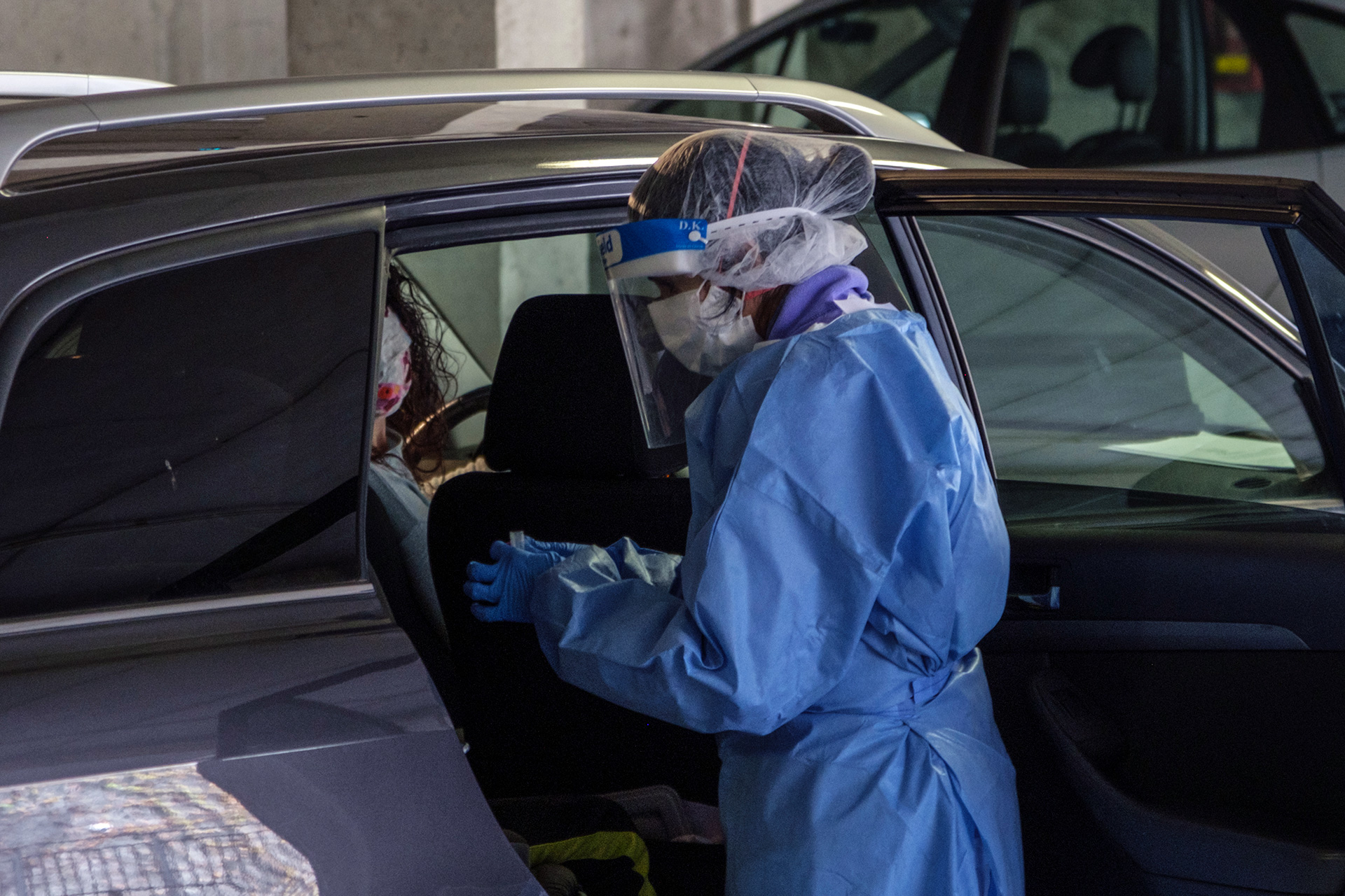 Un profesional sanitario realiza un test de detección.