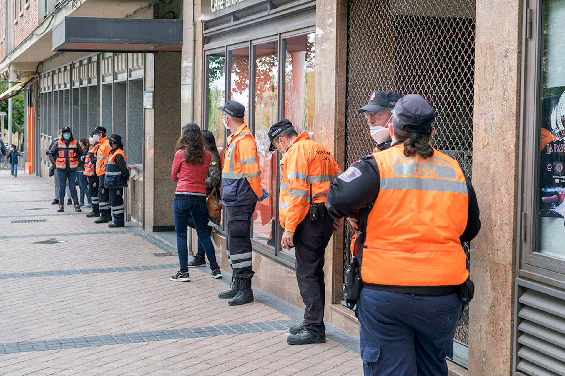 Varios voluntarios de Protección Civil, haciendo cola a las puertas de la Gerencia de Salud.  / KAMARERO