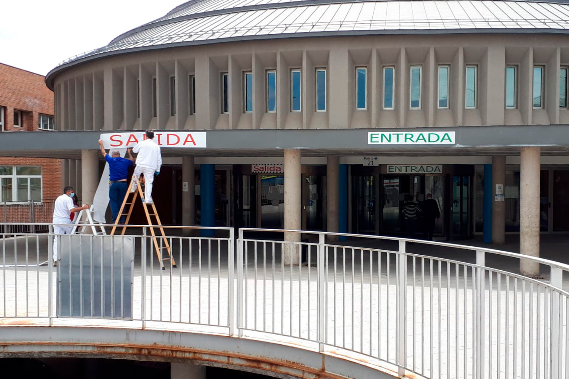 Momento en el que varias personas colocan uno de los carteles.