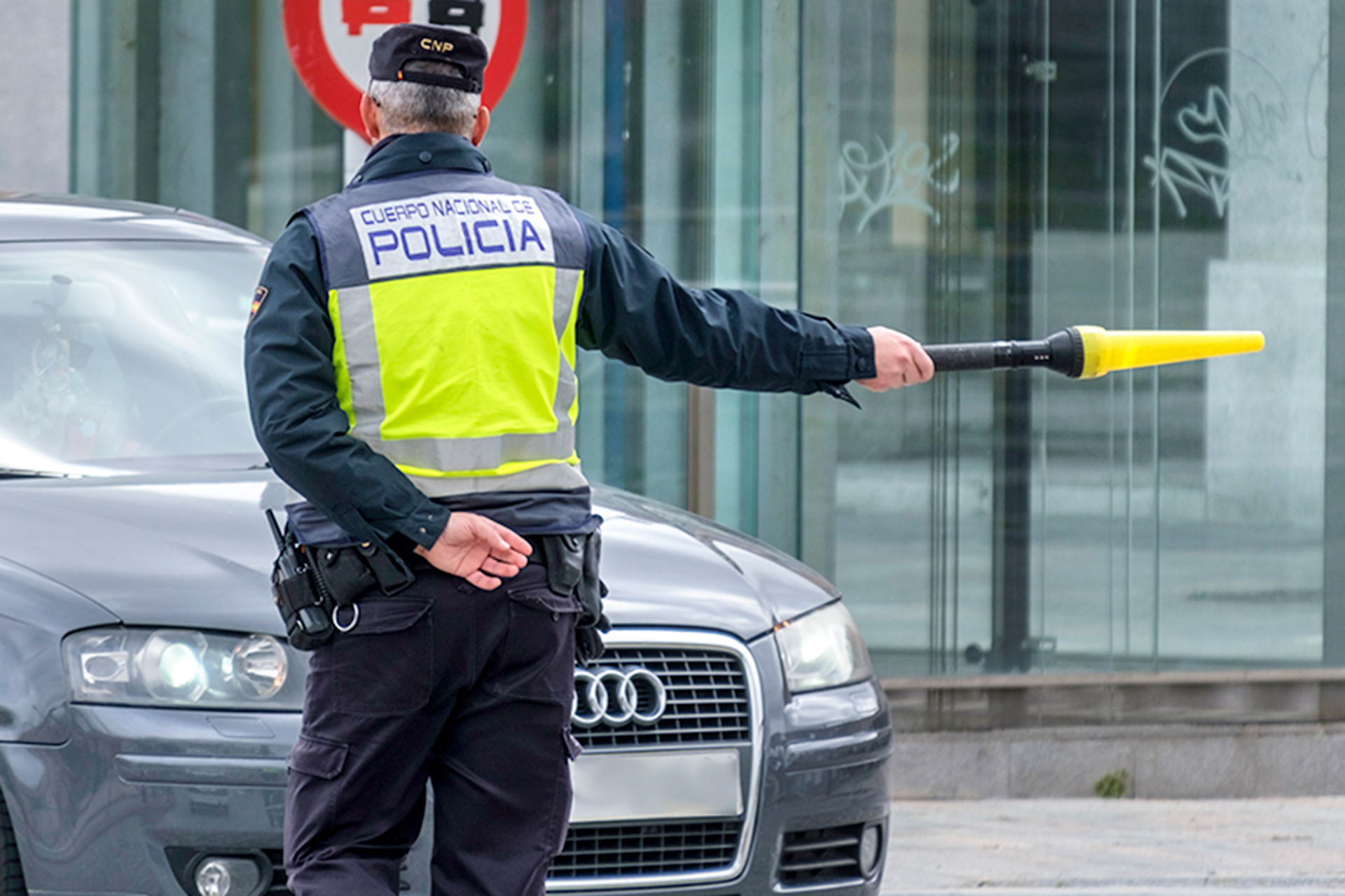 Control de la Policía Nacional en la plaza de la Artillería de la capital segoviana este mes de mayo. / Kamarero