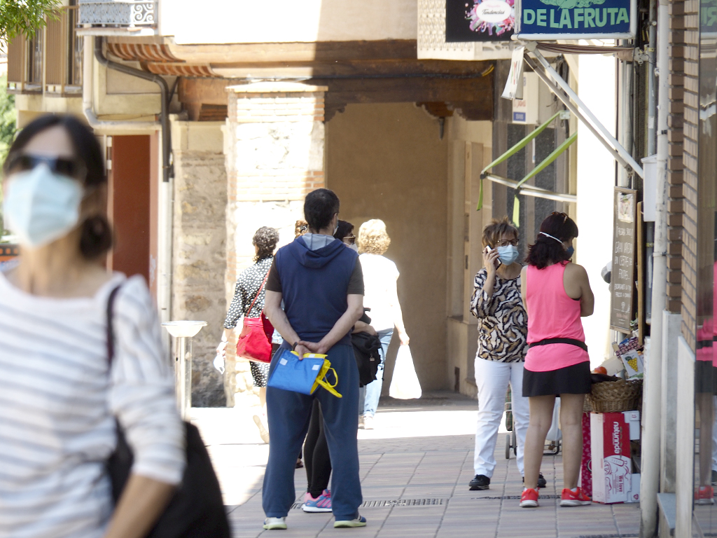 Varios vecinos esperan su turno para comprar en una tienda. / Nerea Llorente