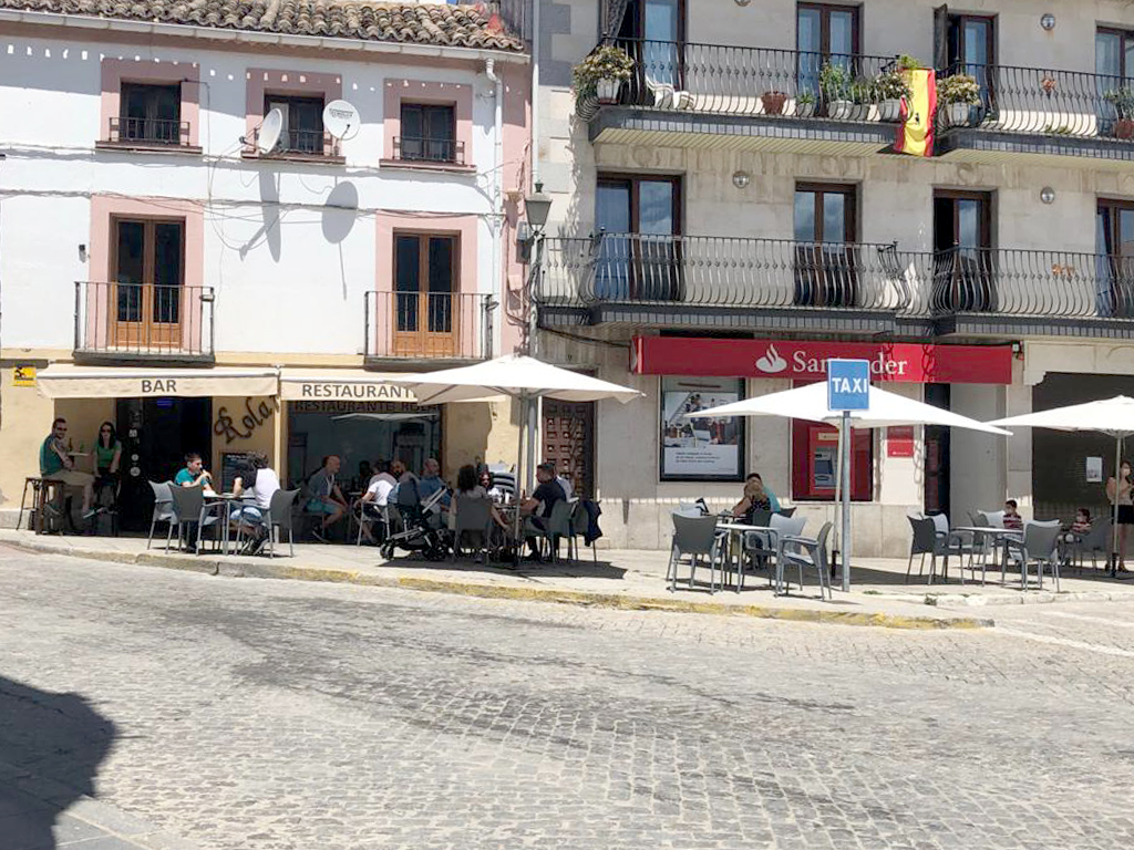 El calor favoreció que se utilizaran algunas terrazas, como la de la imagen,  ayer en El Espinar.