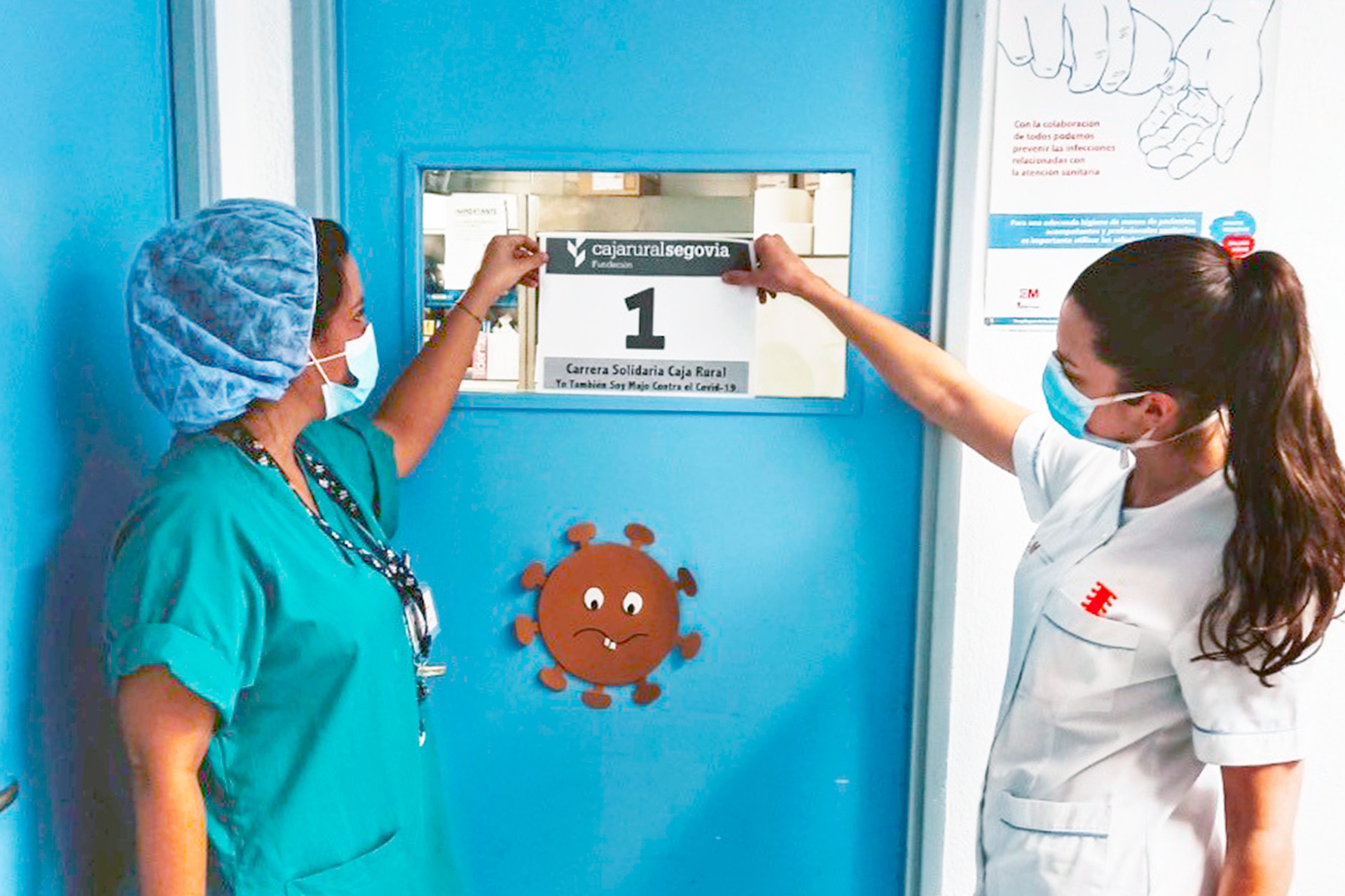 Dos sanitarias apoyando una de las iniciativas promovidas por la Fundación Caja Rural. / EL ADELANTADO