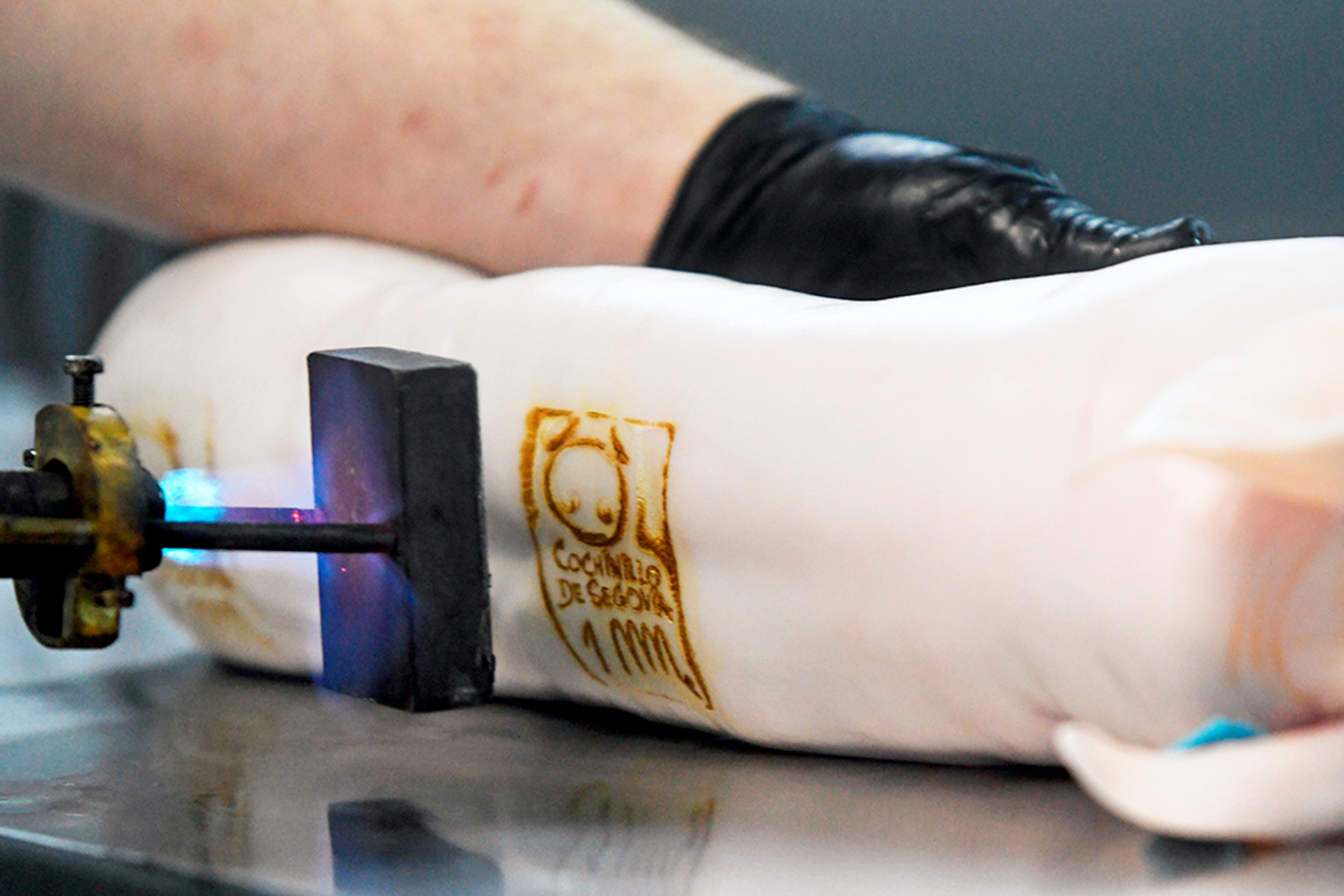 Sello de autenticidad de cochinillo segoviano. / EFE