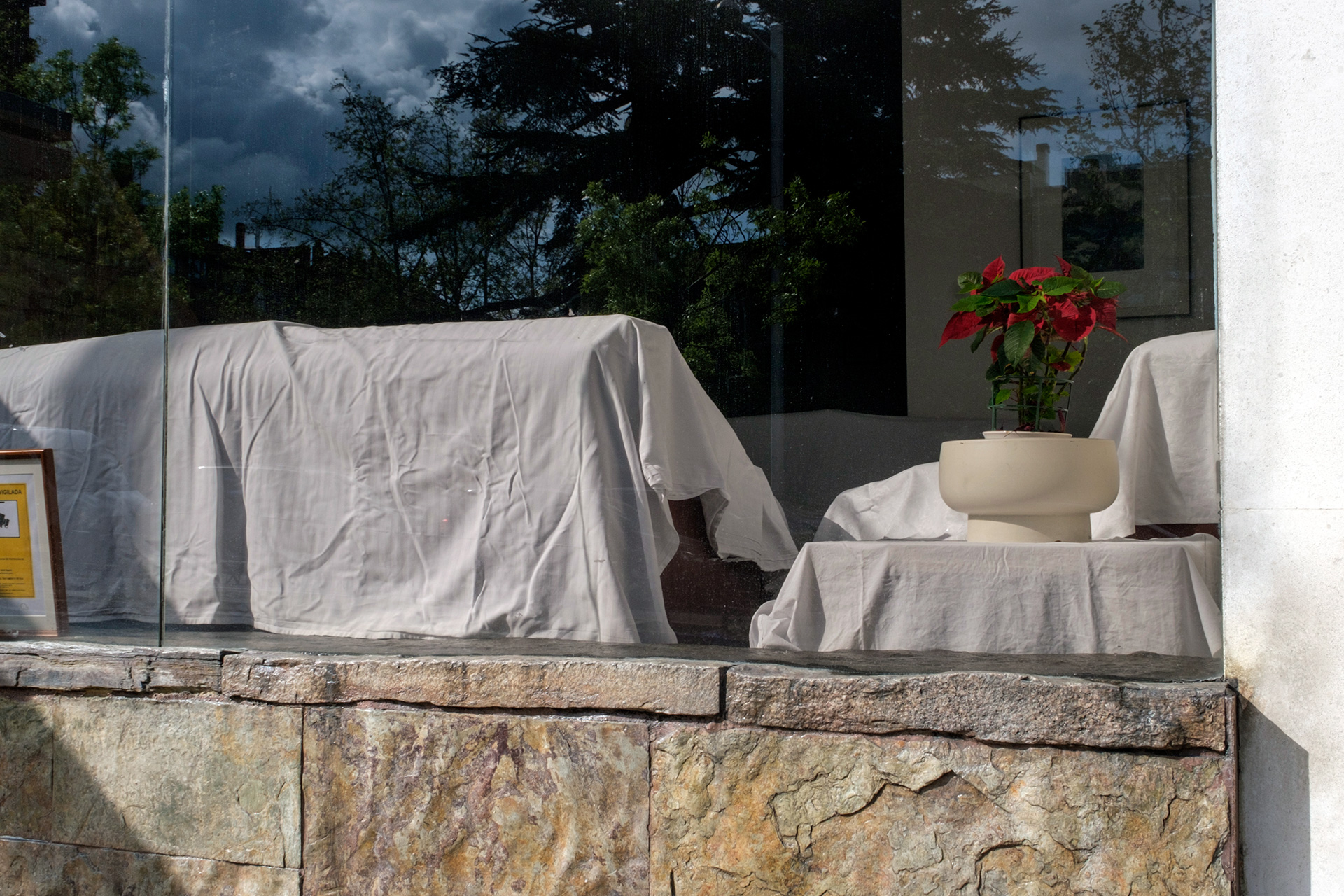 Un hotel cerrado por la crisis del coronavirus.  / KAMARERO