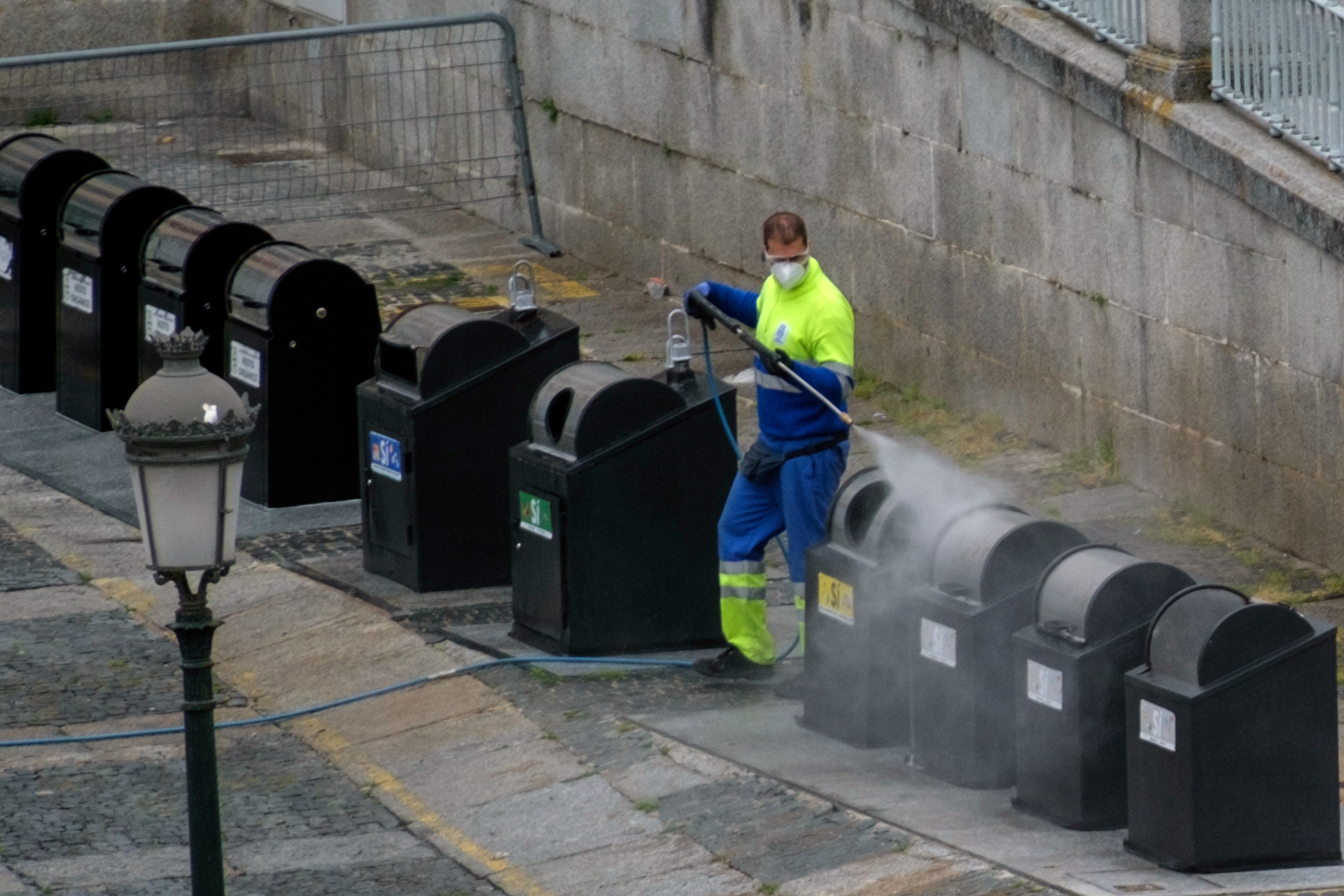 Desinfección de contenedores en la plaza de la Artillería. / Kamarero