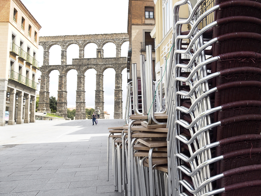 Una terraza recogida en la avenida de la Constitución durante el confinamiento./ NEREA LLORENTE