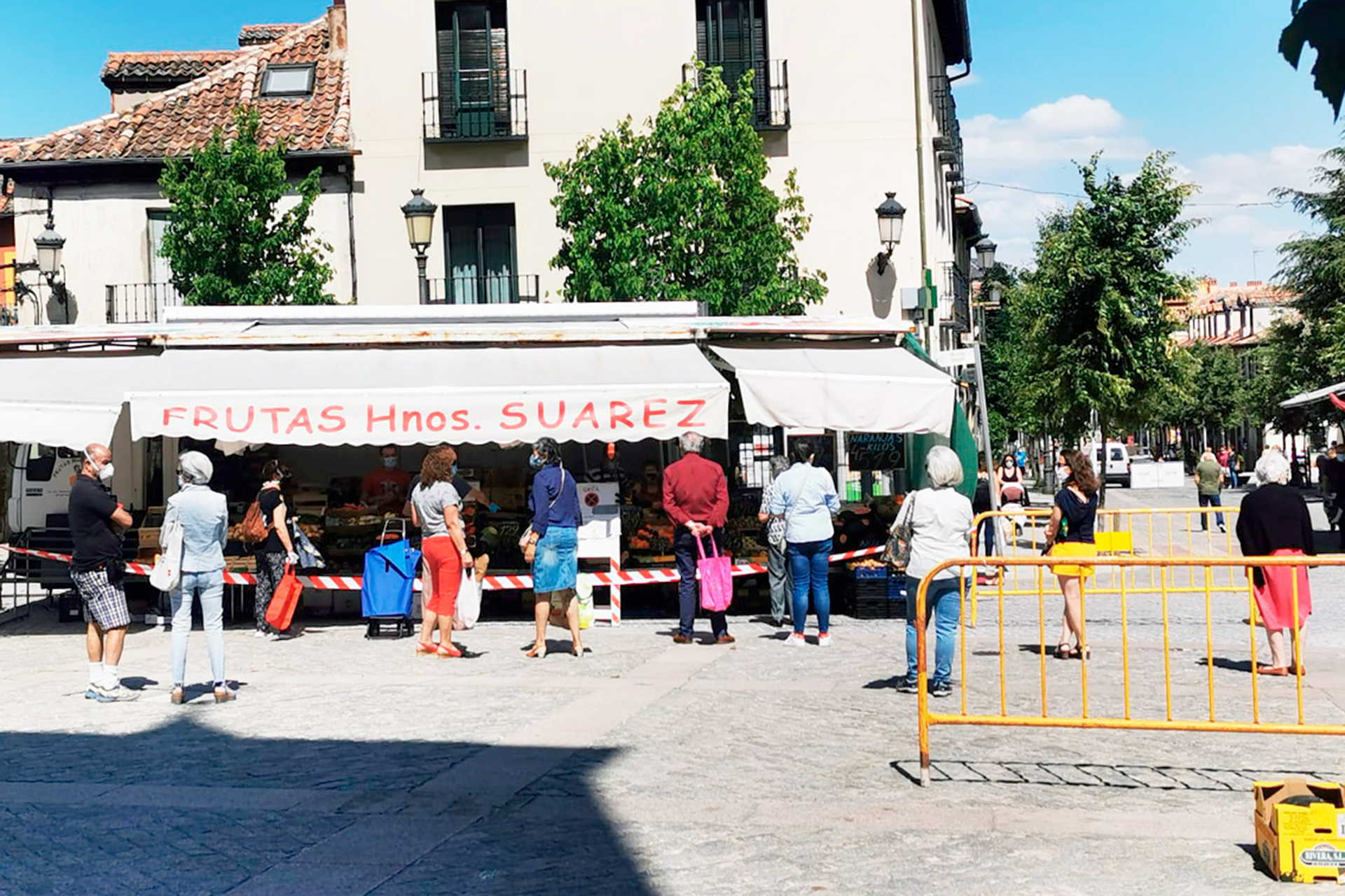 Los vecinos de La Granja mantuvieron la distancia de seguridad en el primer día de mercadillo. /FRANCISCO SÁNCHEZ VIRAZ