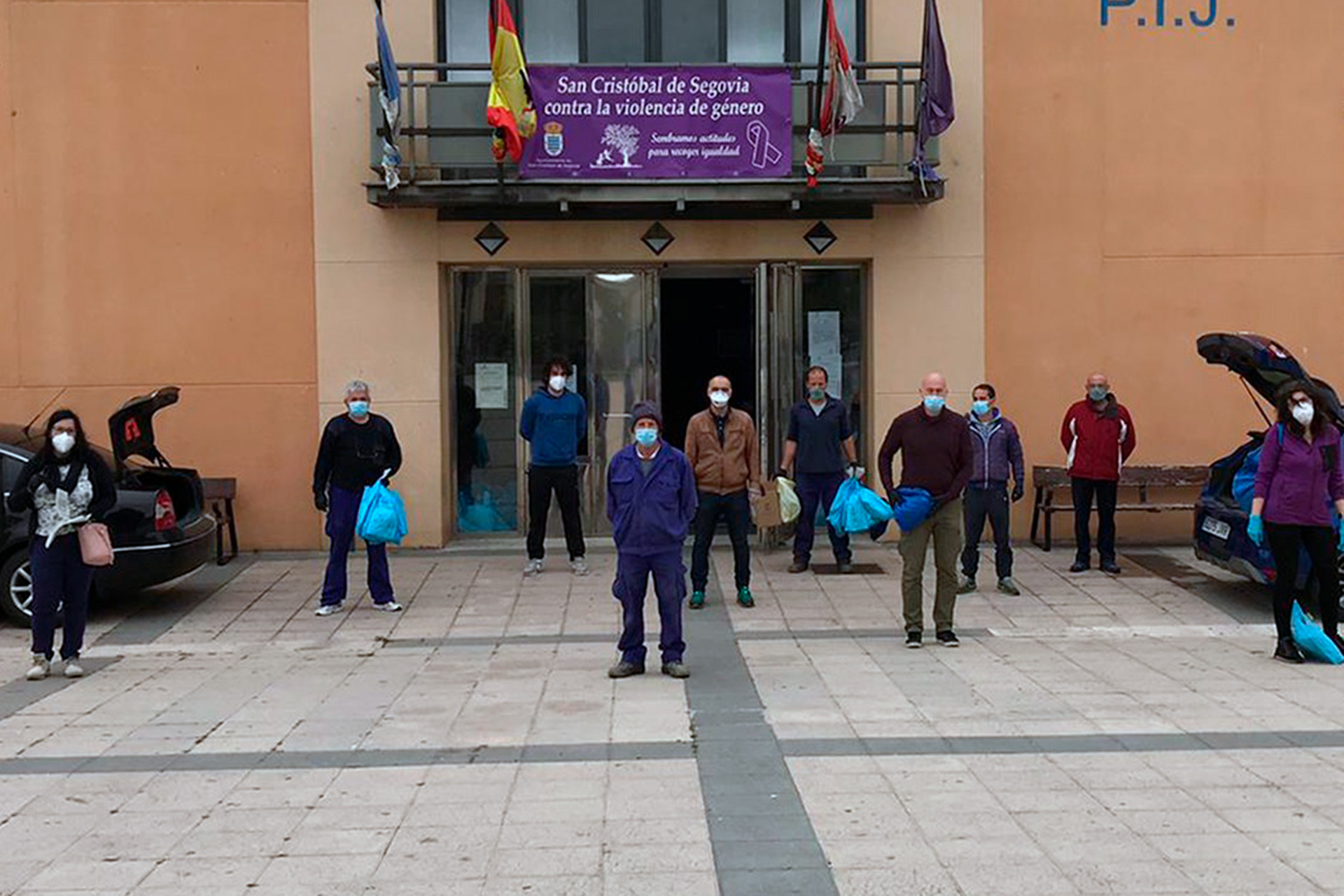Alcaldes, concejales y operarios municipales reparten estos días libros./E.A.