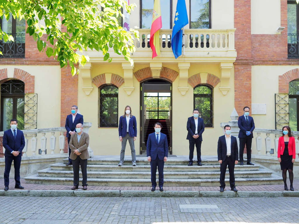 El presidente de la Junta, Alfonso Fernández Mañueco (C) tras reunirse con los diferentes portavoces de los partidos con representación en las Cortes.  /EFE