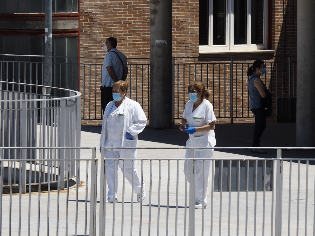 Dos sanitarias, en la entrada principal del Hospital General./ NEREA LLORENTE