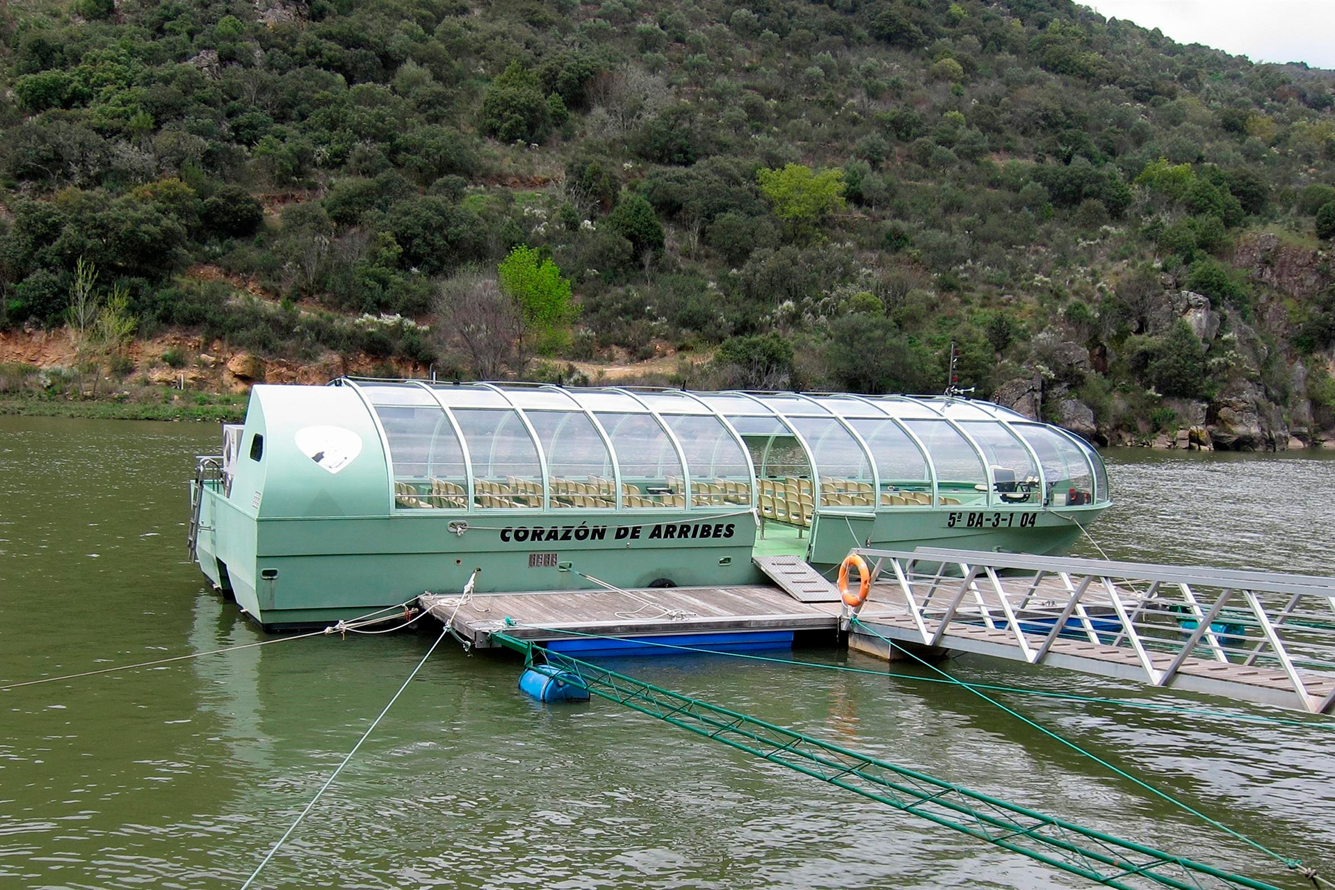 Un barco que realiza cruceros fluviales en el embalse de Aldeadávila. / E.P.