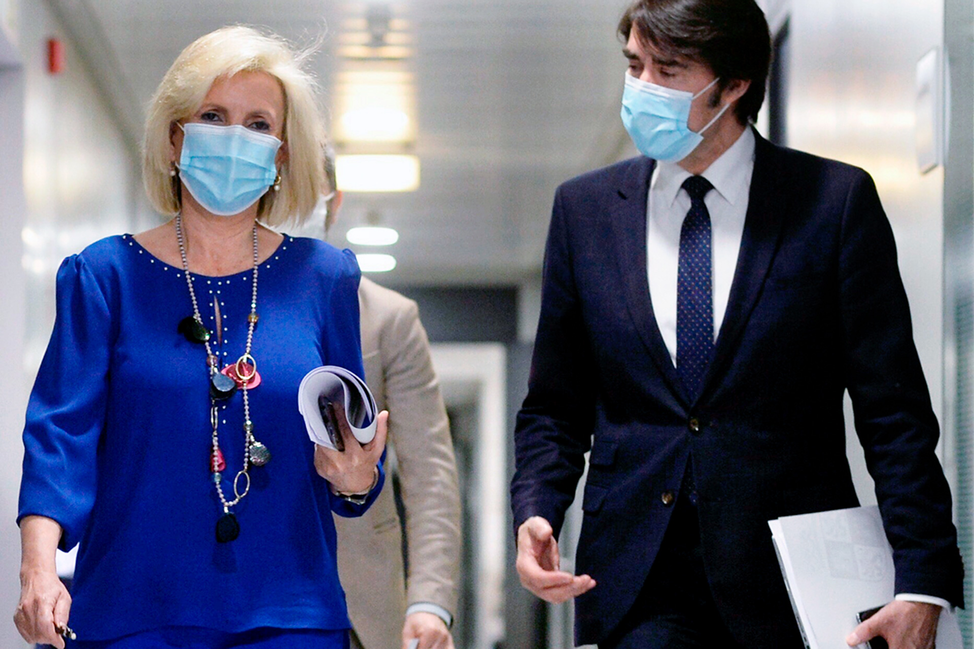 La Junta decreta el confinamiento perimetral desde el sábado en Salamanca 1 La consejera de Sanidad, Verónica Casado, y el de Medio Ambiente, Juan Carlos Suárez-Quiñones. / E.A