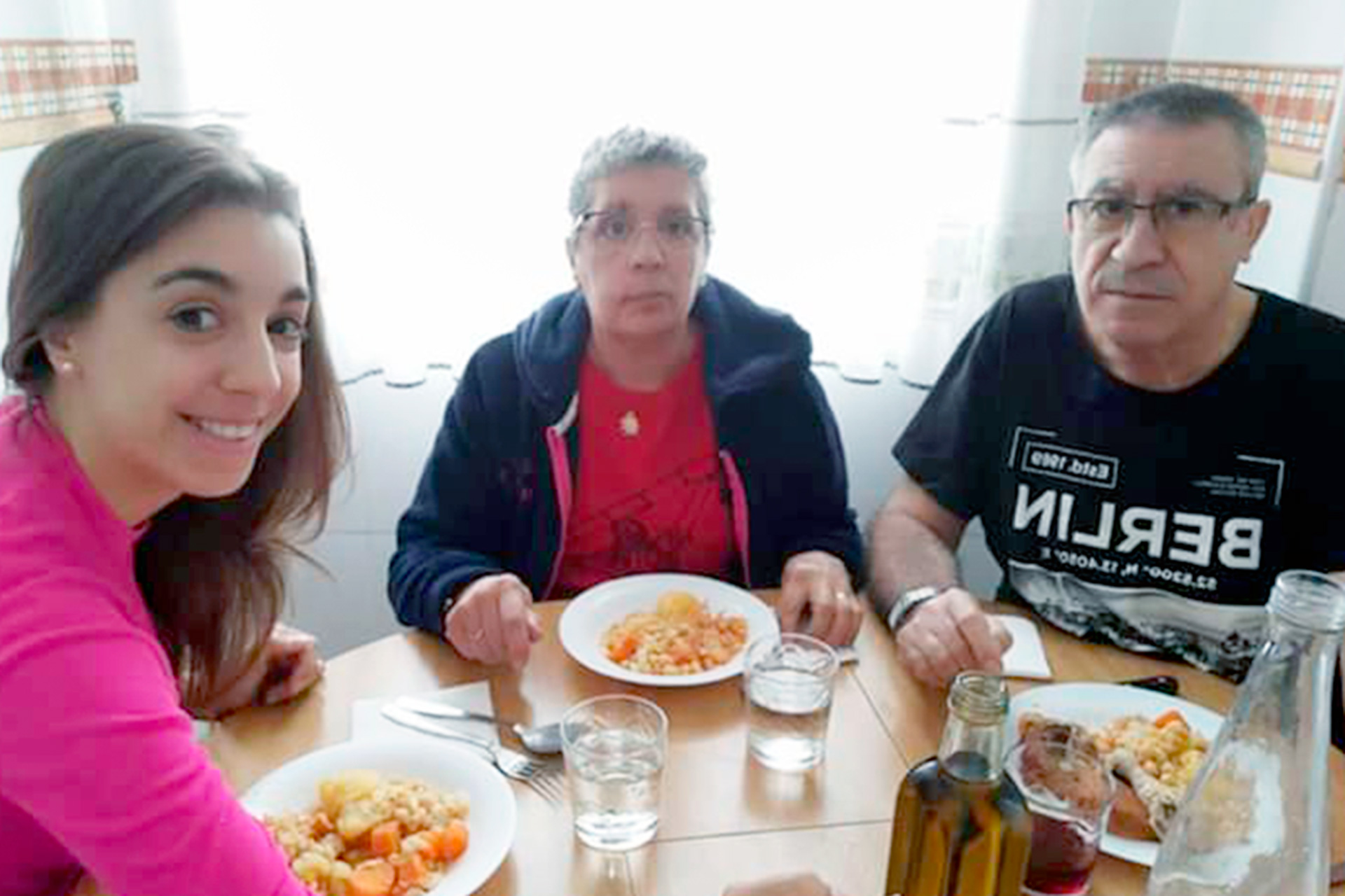 Una familia, desde Madrid, participando en el cocido virtual. /A.P.