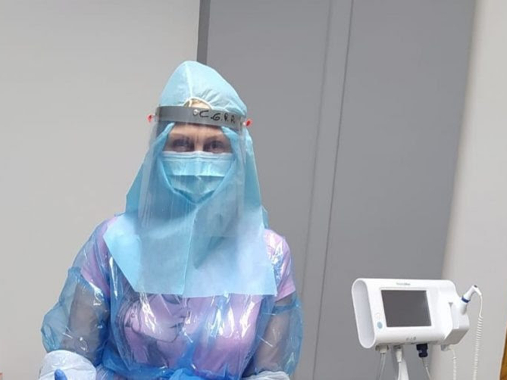 Carmen García enfundada en su EPI en la residencia de Nava de la Asunción. / E.A.