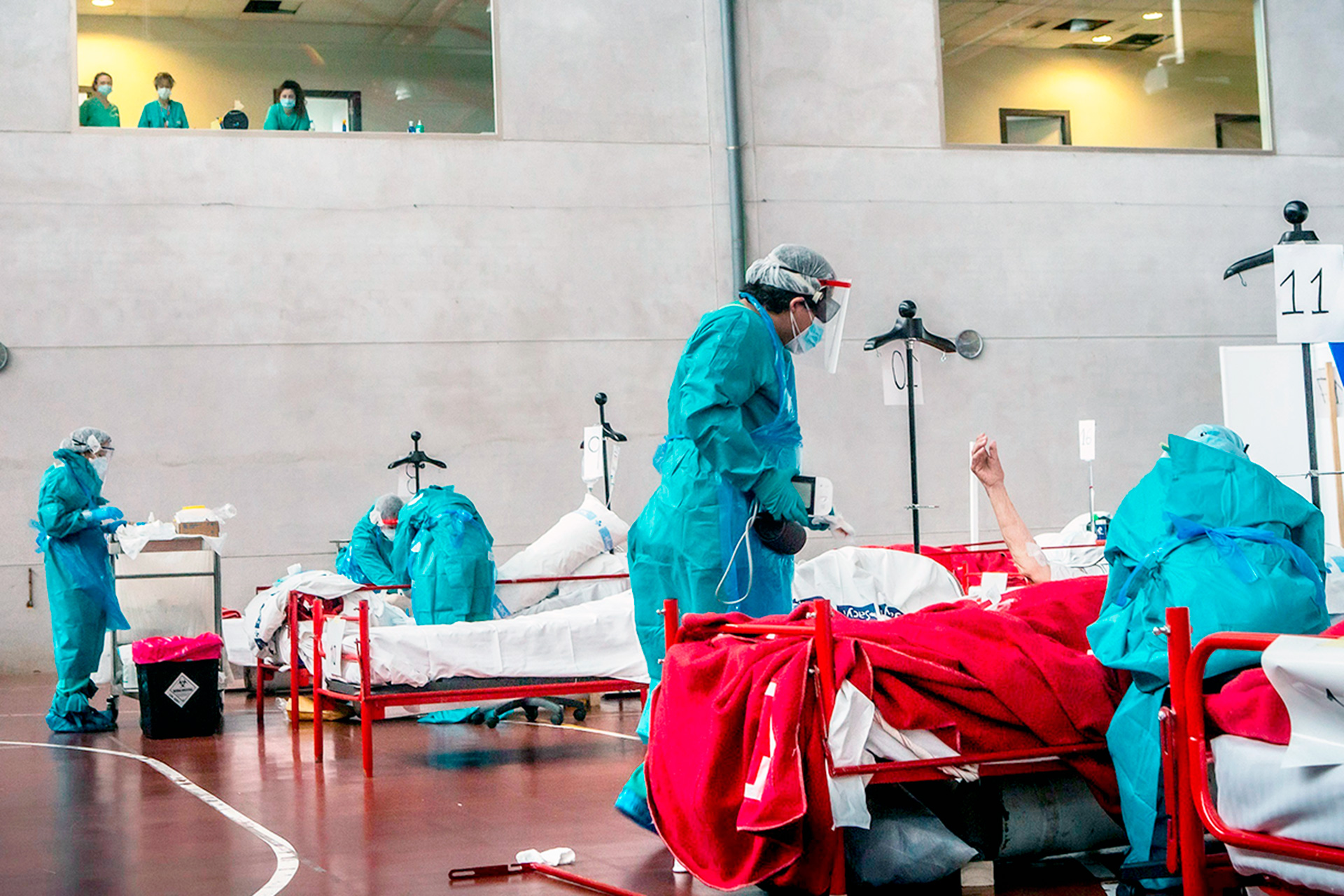 Médicos atendiendo a enfermos de Covid-19 en el hospital de campaña de Aranda de Duero./ EFE