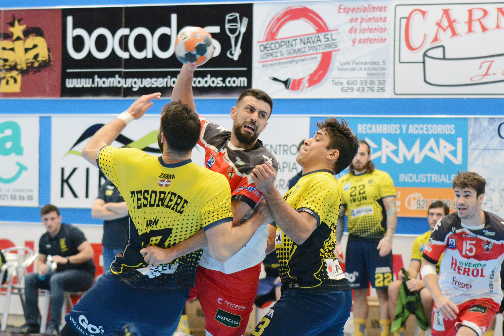 Agus Casado intenta superar la defensa del Bidasoa./ AMADOR MARUGÁN