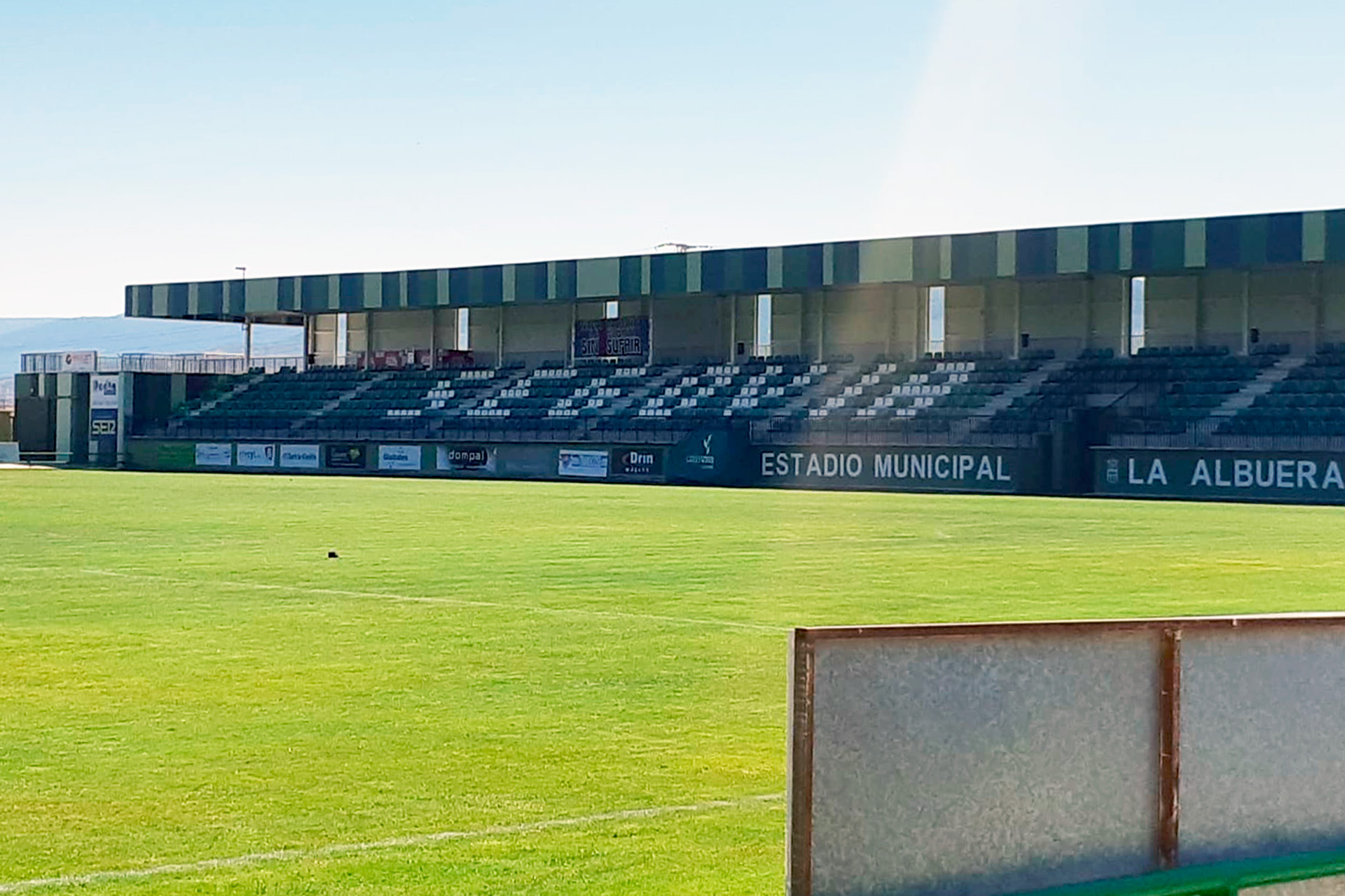 Vista del campo de La Albuera, vacío de aficionados antes de la disputa de un encuentro./ J.M.