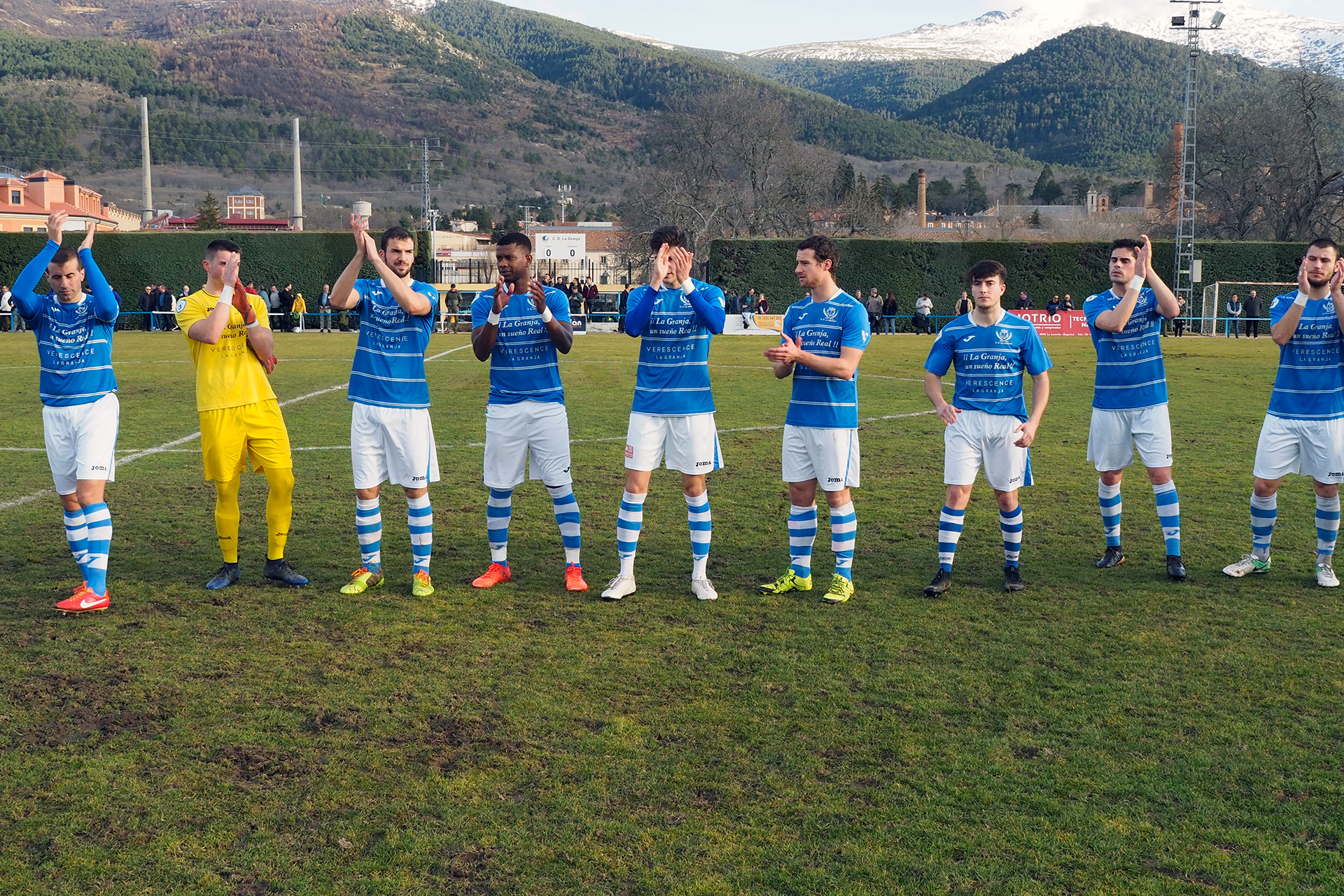 Los jugadores del CD La Granja saludan a los aficionados antes de la celebración de un partido. / NEREA LLORENTE