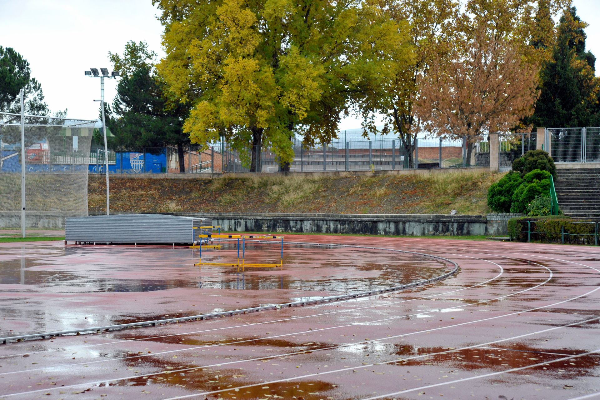 Vista parcial de las pistas de atletismo, actualmente cerradas por la crisis sanitaria./ KAMARERO