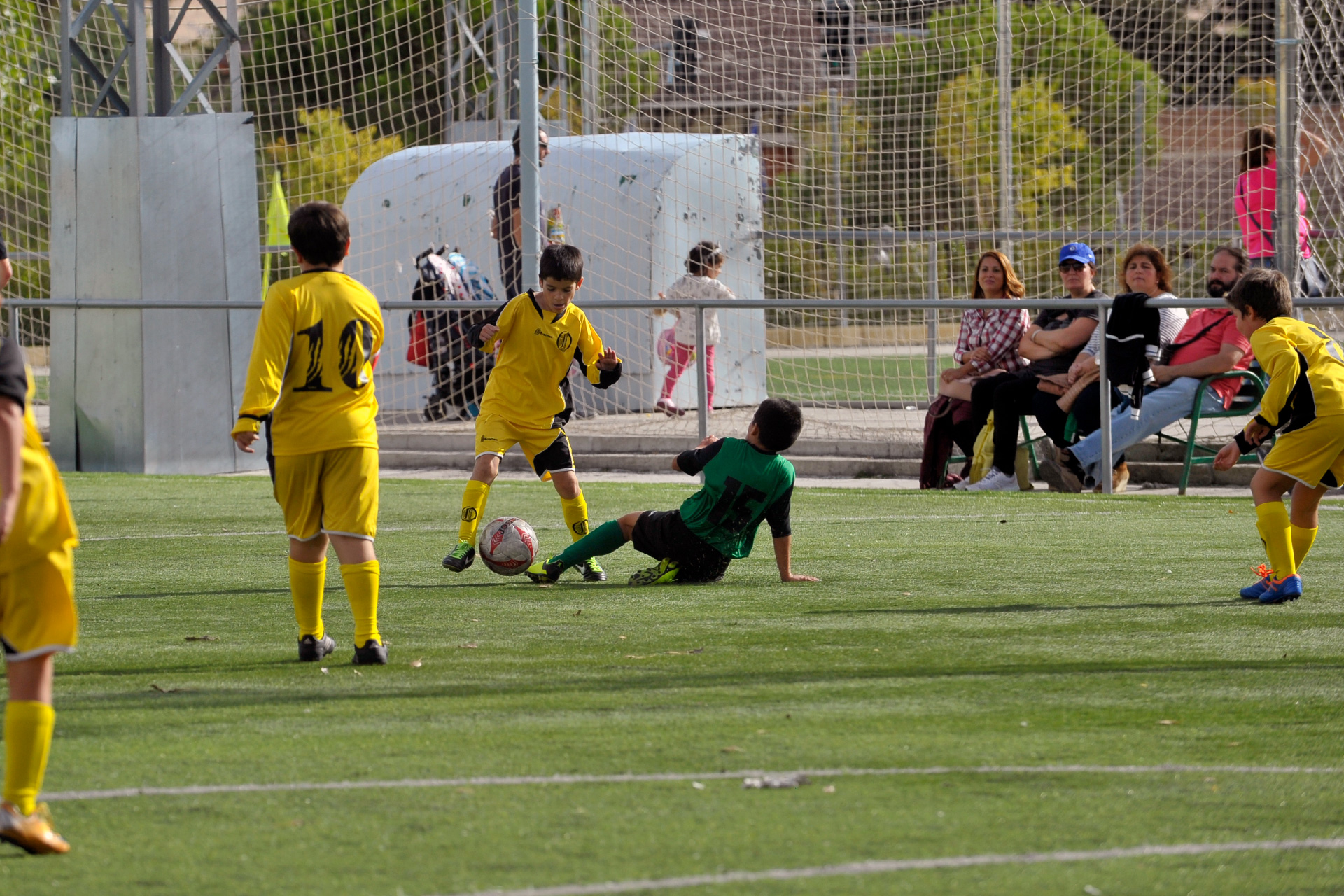 Un partido del CD Quintanar de categoría de fútbol base, en el campo de Nueva Segovia. / KAMARERO