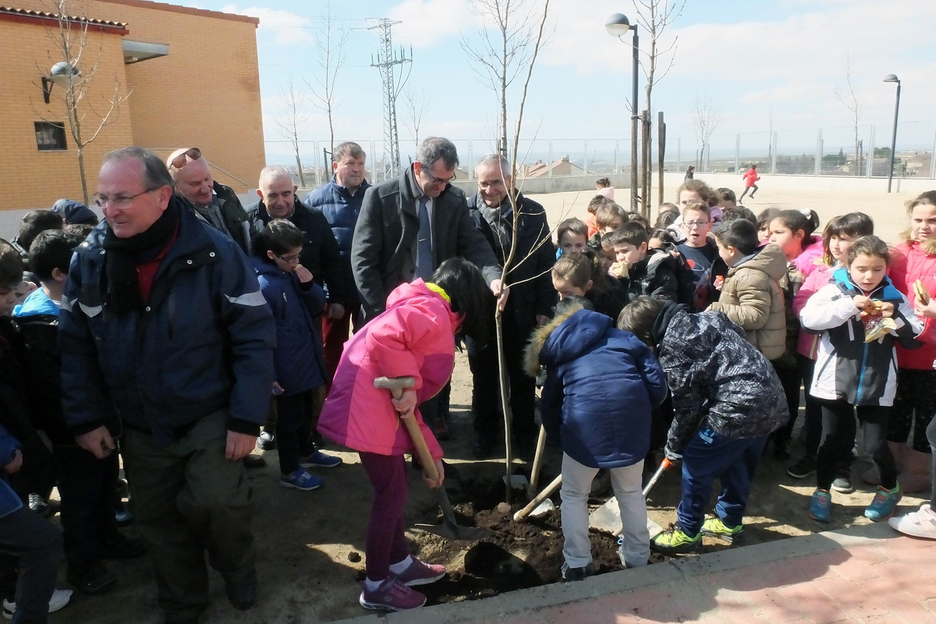 Niños plantando árboles en una iniciativa celebrada, en este caso, en La Lastrilla, como la que se pretende ahora en toda la provincia. /E.A.