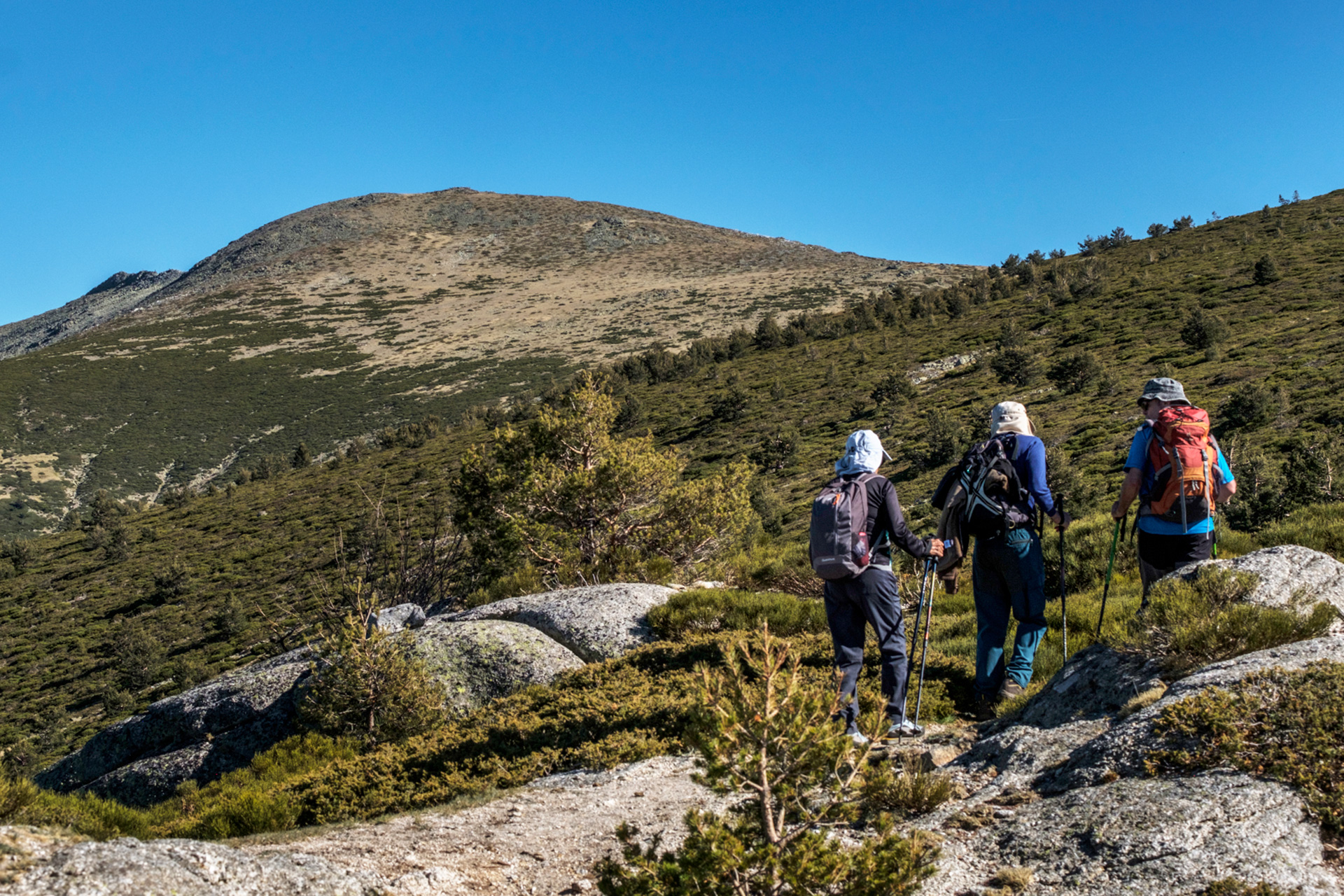 Tres montañeros disfrutando de una ruta por la Sierra de Guadarrama. /E.A.