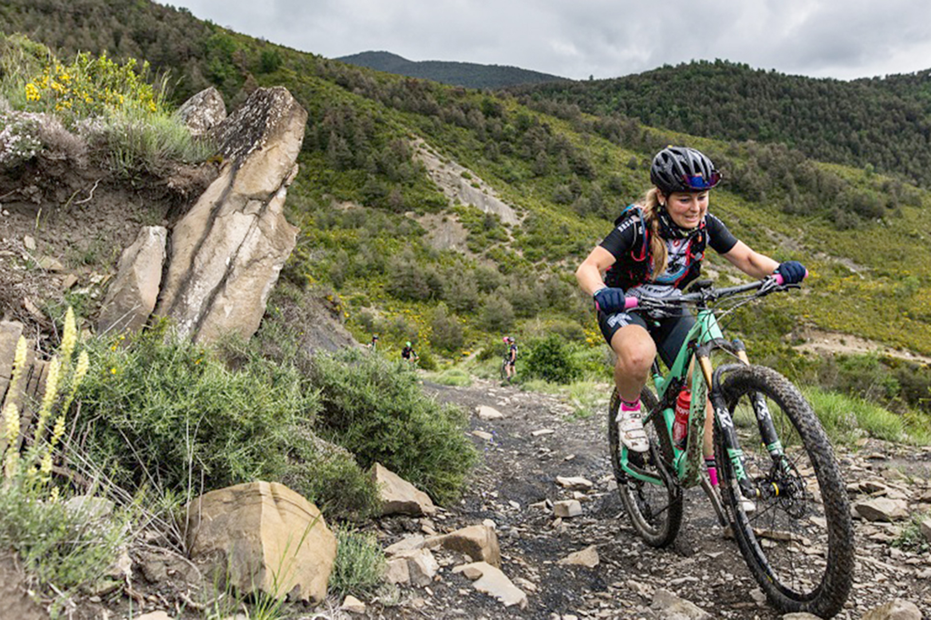 Imagen de archivo de aficionados a la MTB realizando una ruta por el campo. / PUNZANO