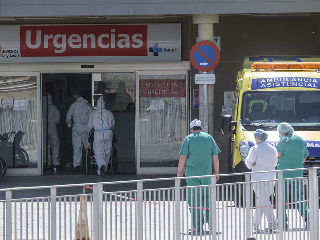La entrada de pacientes afectados por covid o con síntomas compatibles con esta infección se va reduciendo en el servicio de Urgencias del Hospital pero aún no cesa. / KAMARERO