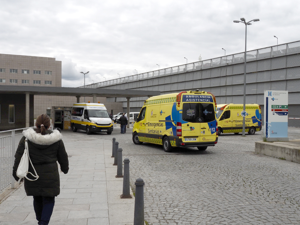 Vehículos de transporte sanitarios en el patio de Urgencias del Complejo Asistencial. / NEREA LLORENTE