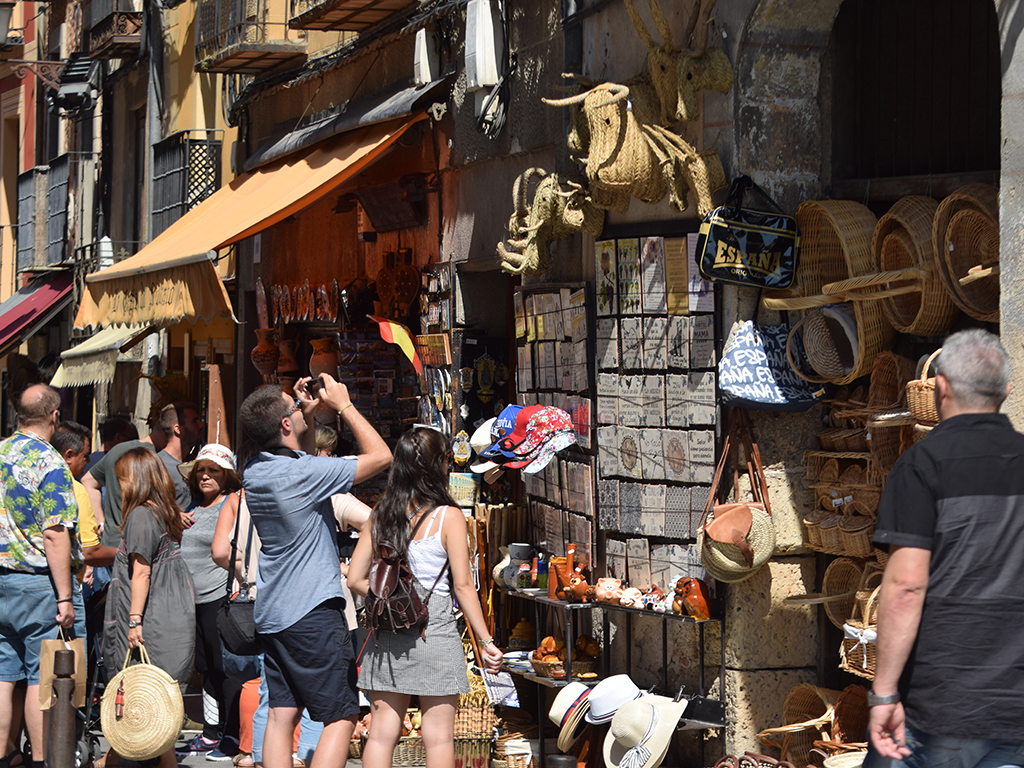 Un grupo de turistas visita el casco histórico de la capital antes del estado de alarma. / Nerea Llorente