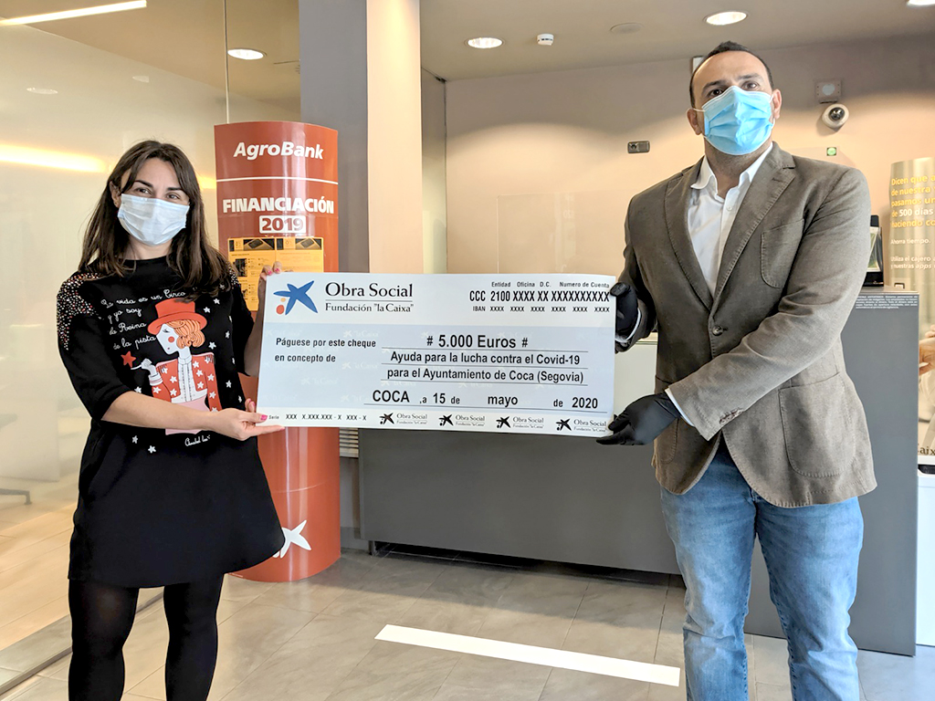 Beatriz Velayos entrega el cheque de 5.000 euros al alcalde de Coca, Mariano Herrero. / David Rubio