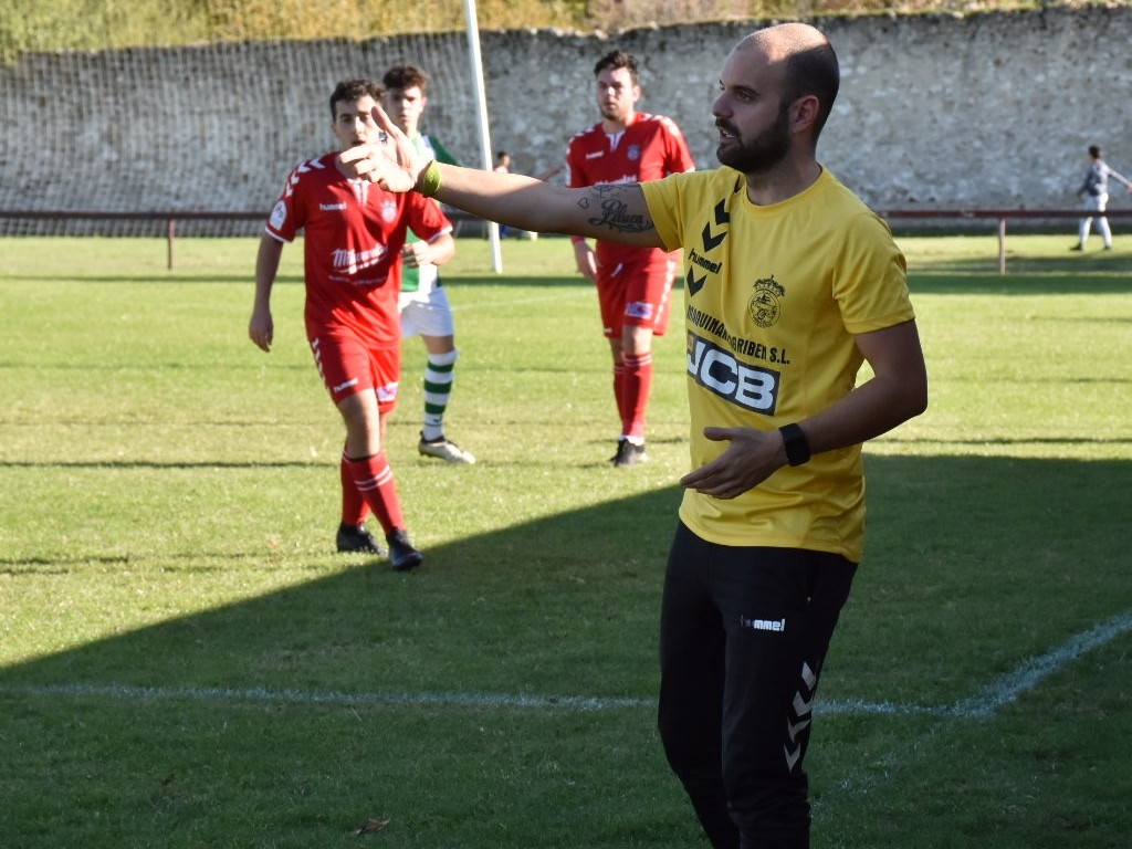 El técnico Julio de Andrés dirige un partido del Turégano CF. / A.M.