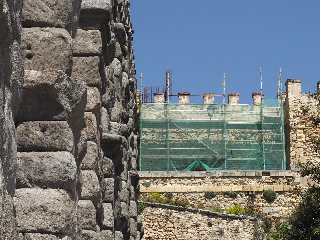 Andamio instalado en el mirador del Postigo del Consuelo. / Nerea Llorente