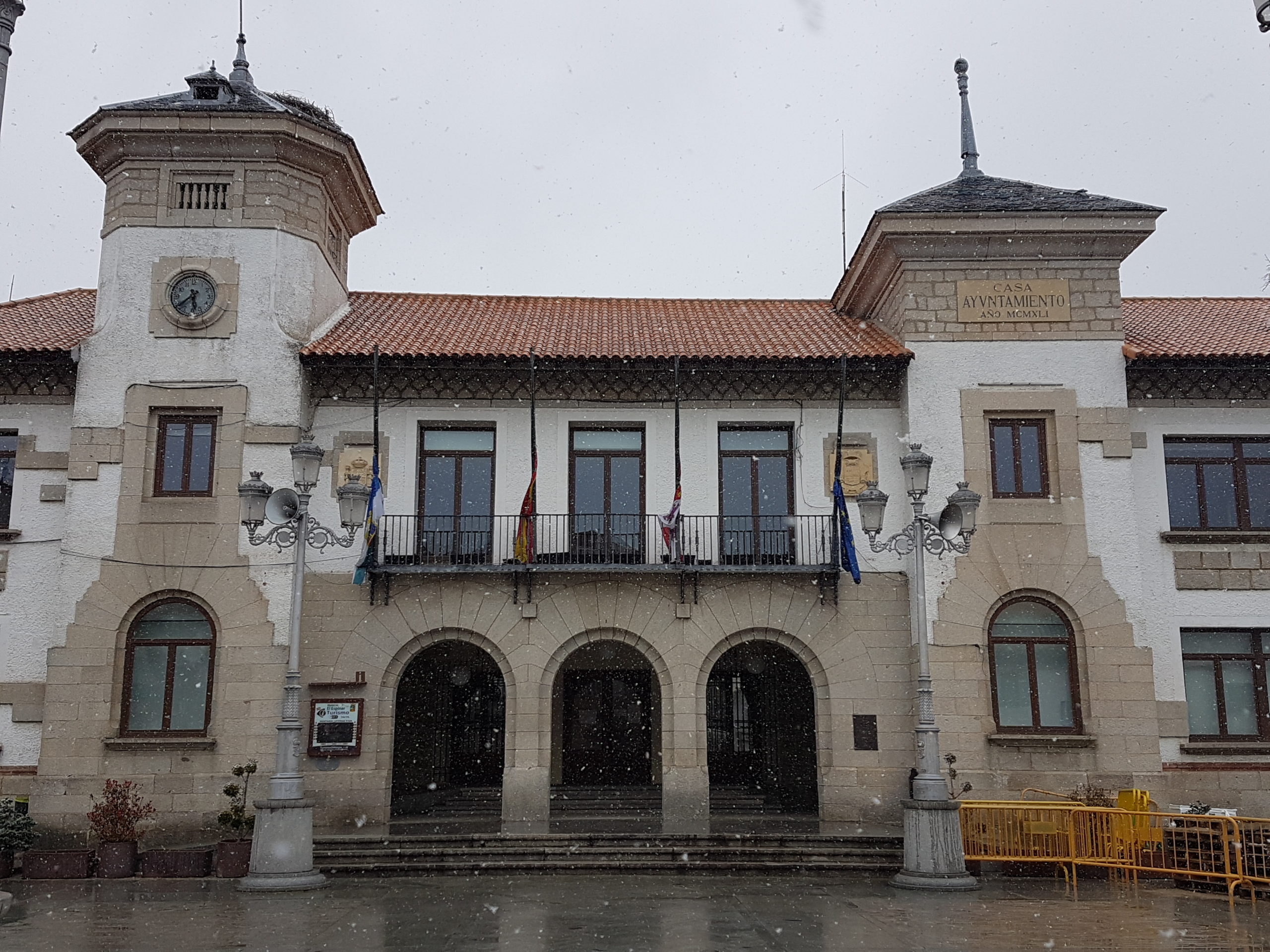 El Ayuntamiento de El Espinar con las banderas a media asta en señal de luto por las victimas./ E. R.