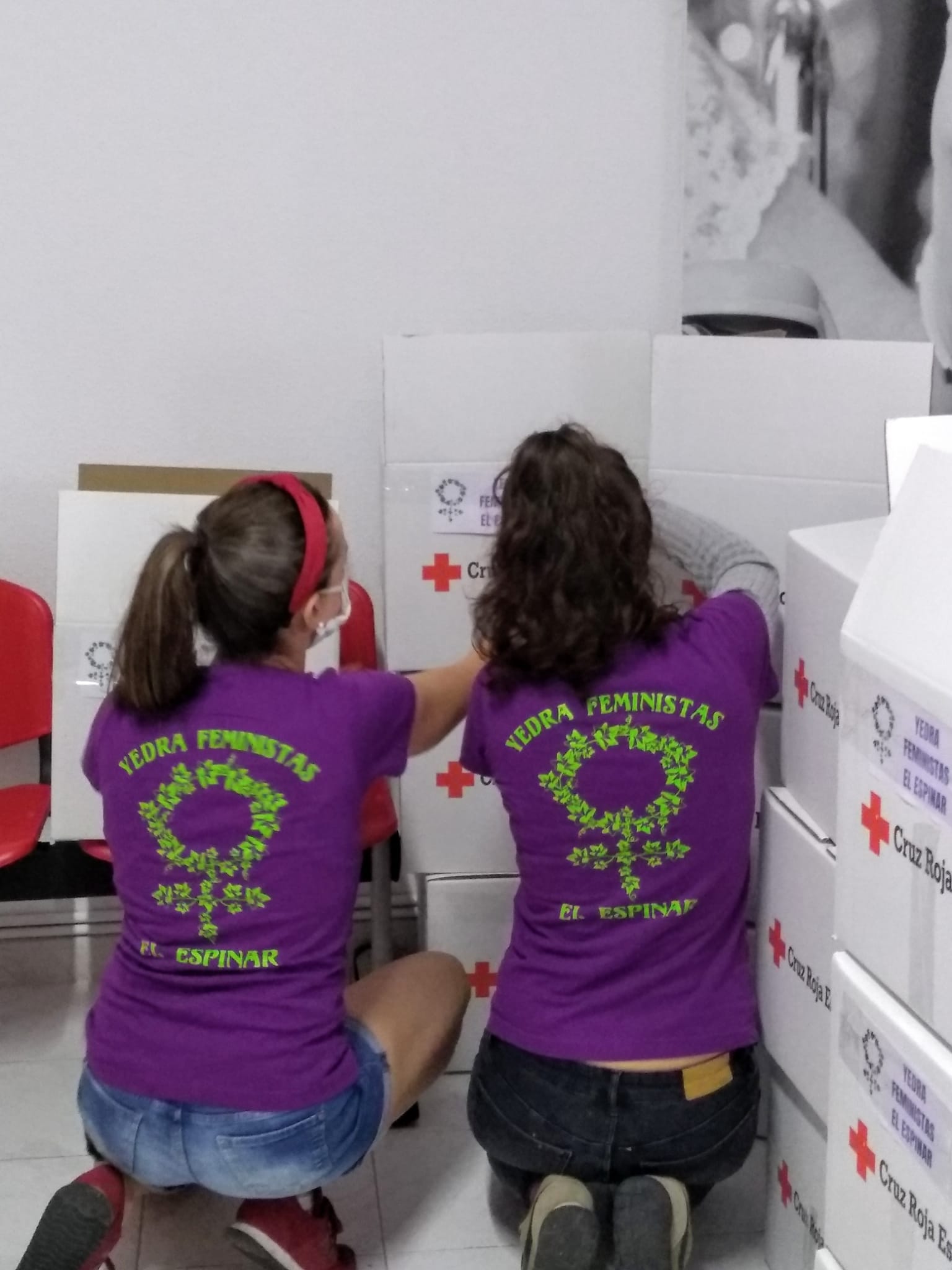 Voluntarias del Colectivo Yedra preparan los lotes que han donado a la Cruz Roja./ E. A.
