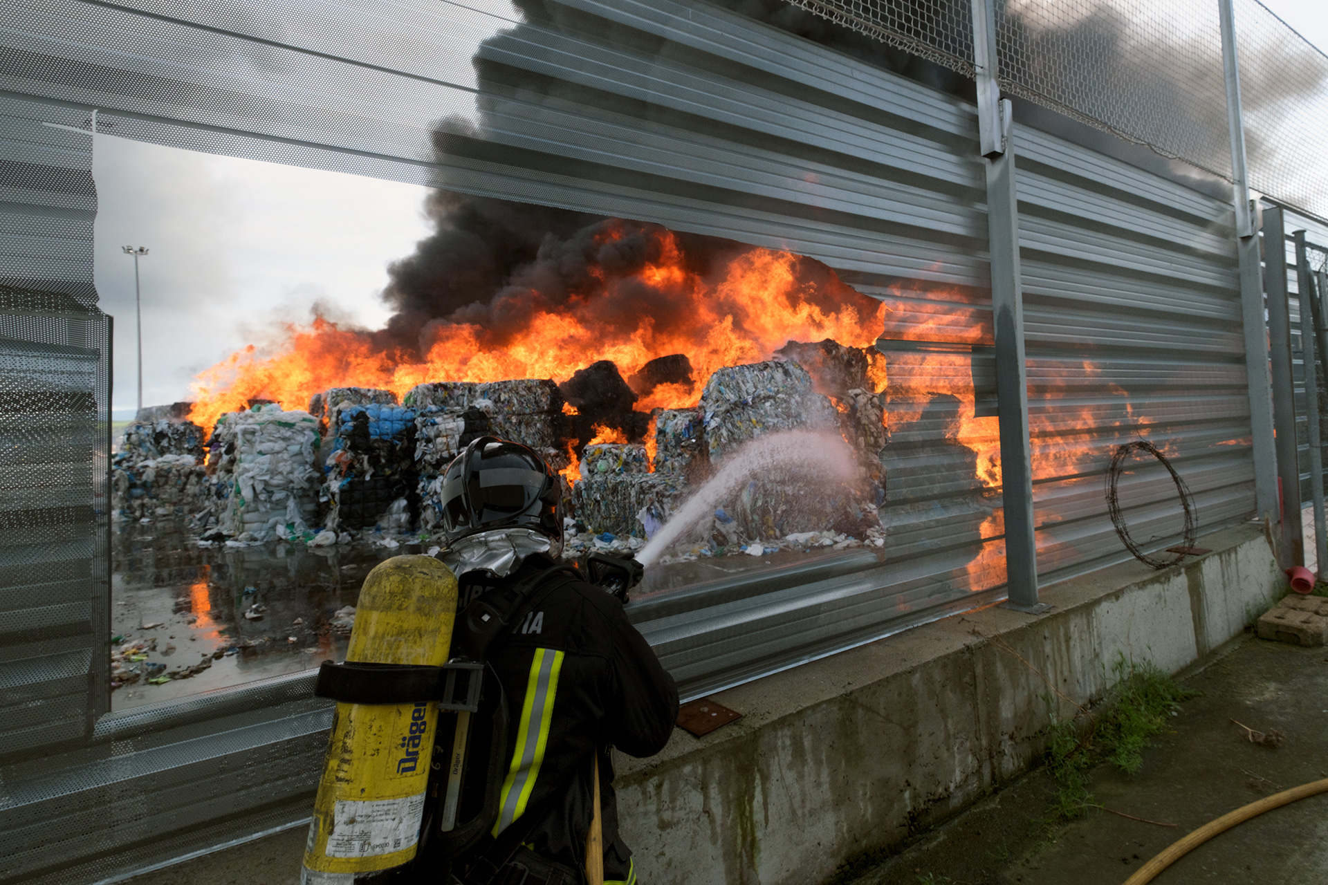 El incendio destruyó prácticamente una nave de gestión de residuos plásticos de la empresa Fosimpe en el polígono de Valverde. / Kamarero