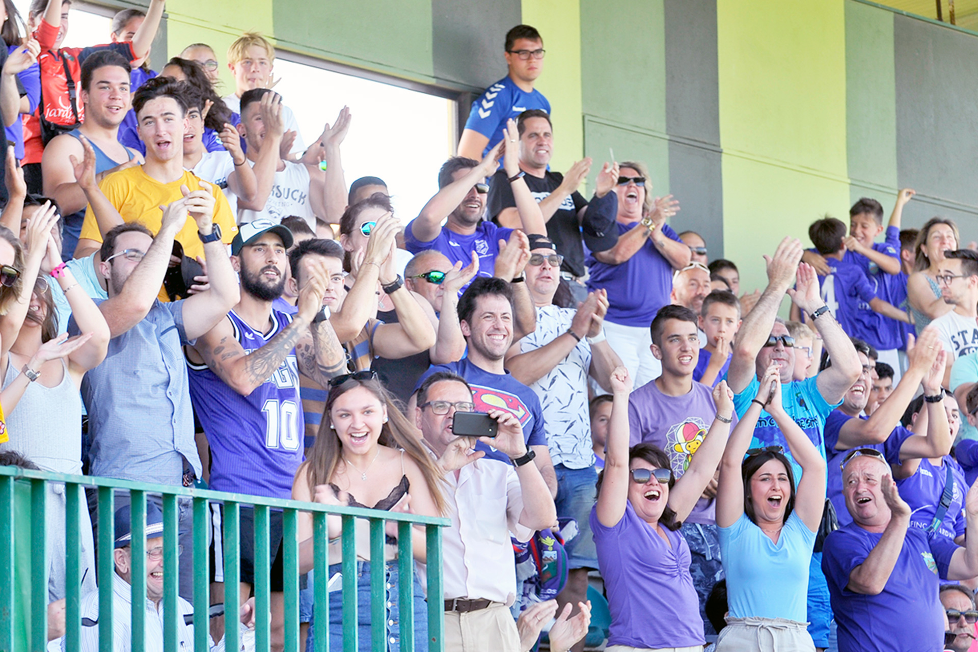 La afición del CD Monteresma La Atalaya celebra un gol de su equipo. / KAMARERO
