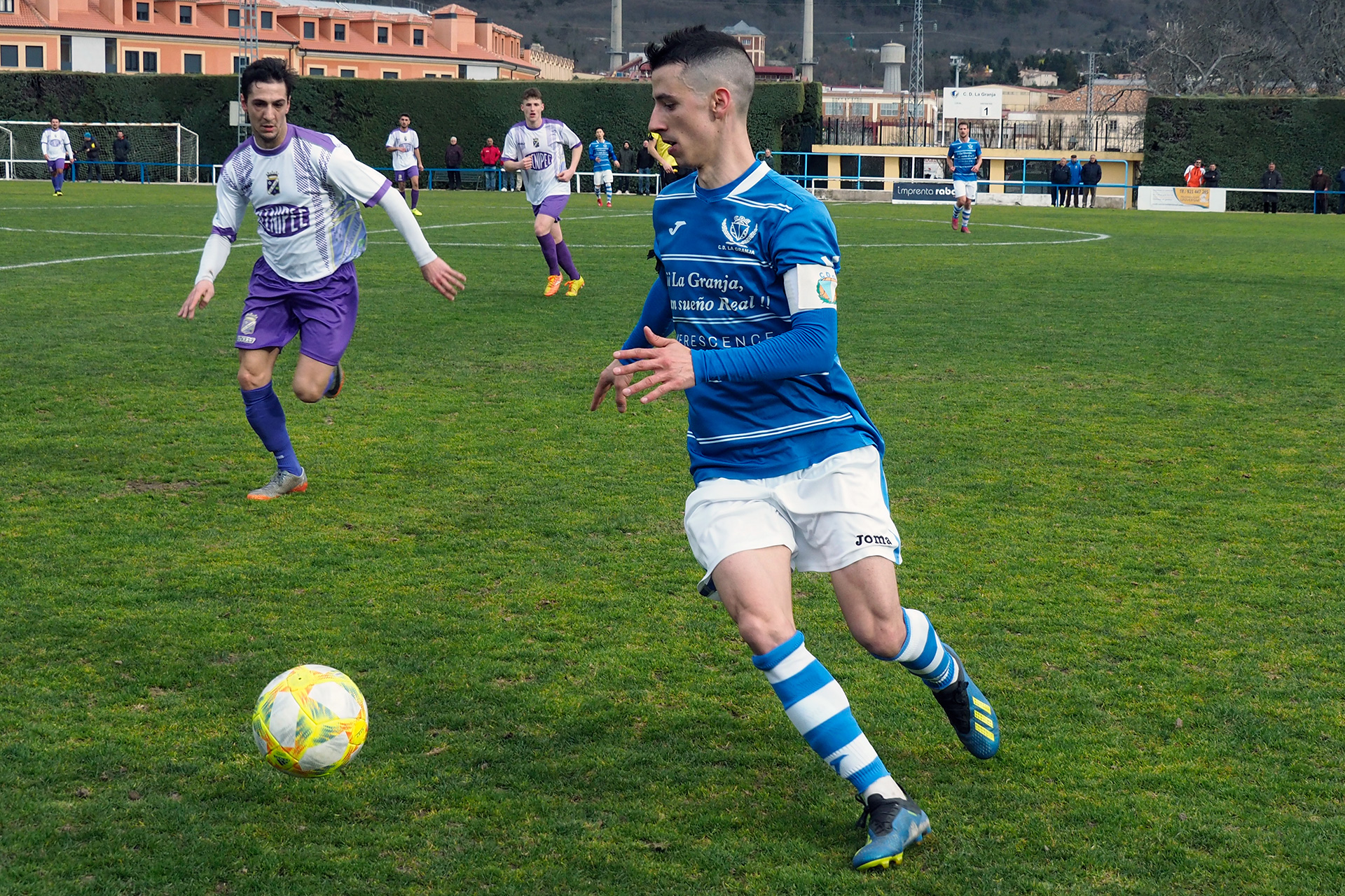 David Arranz, que continuará una campaña más en el CD La Granja, llega al balón antes que un rival./ NEREA LLORENTE