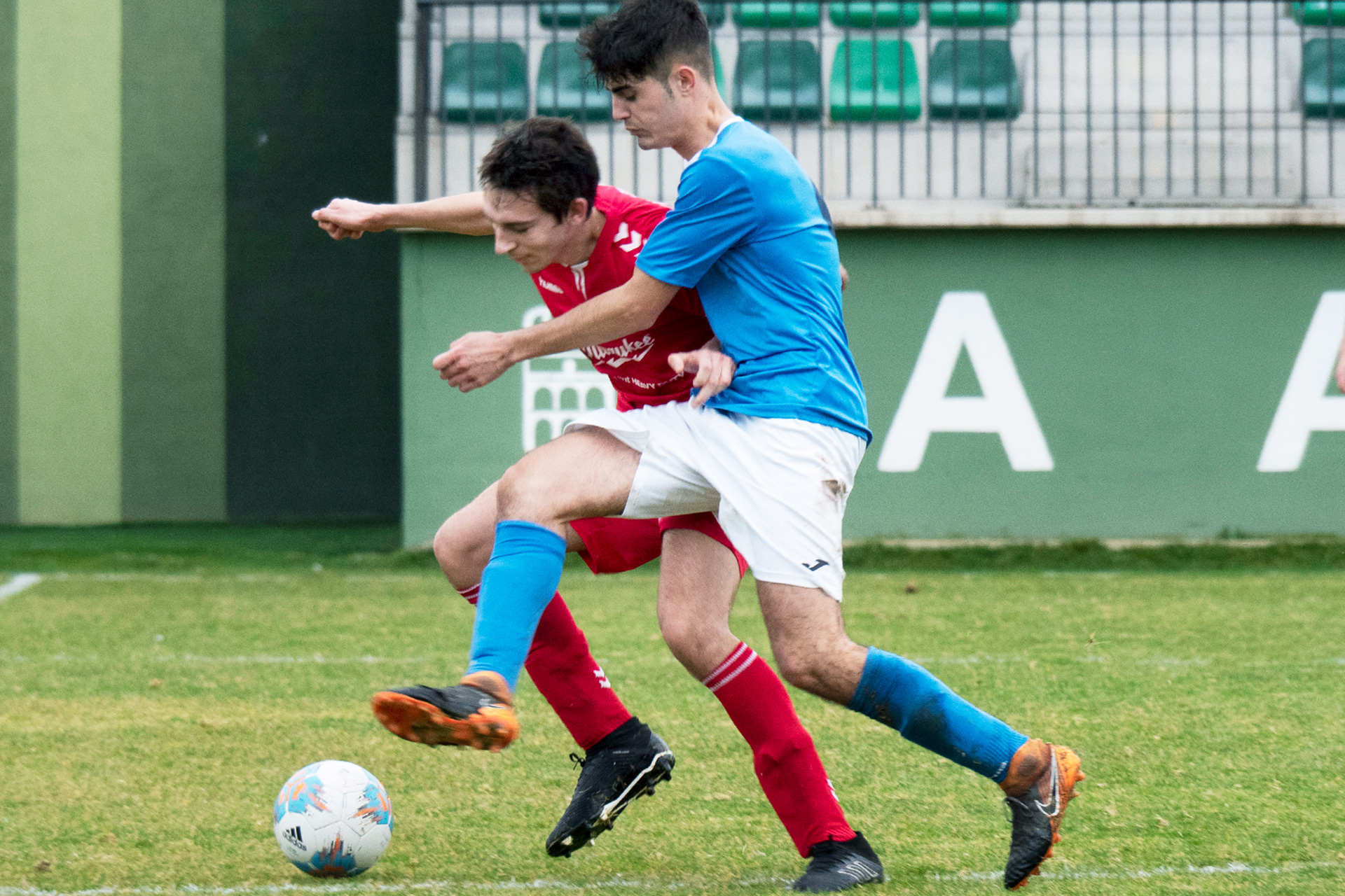 El jugador del Unami CP Diego Alcubilla trata de quitar el balón a Morata del Turégano CF, en un partido de la Regional de Aficionados. / KAMARERO