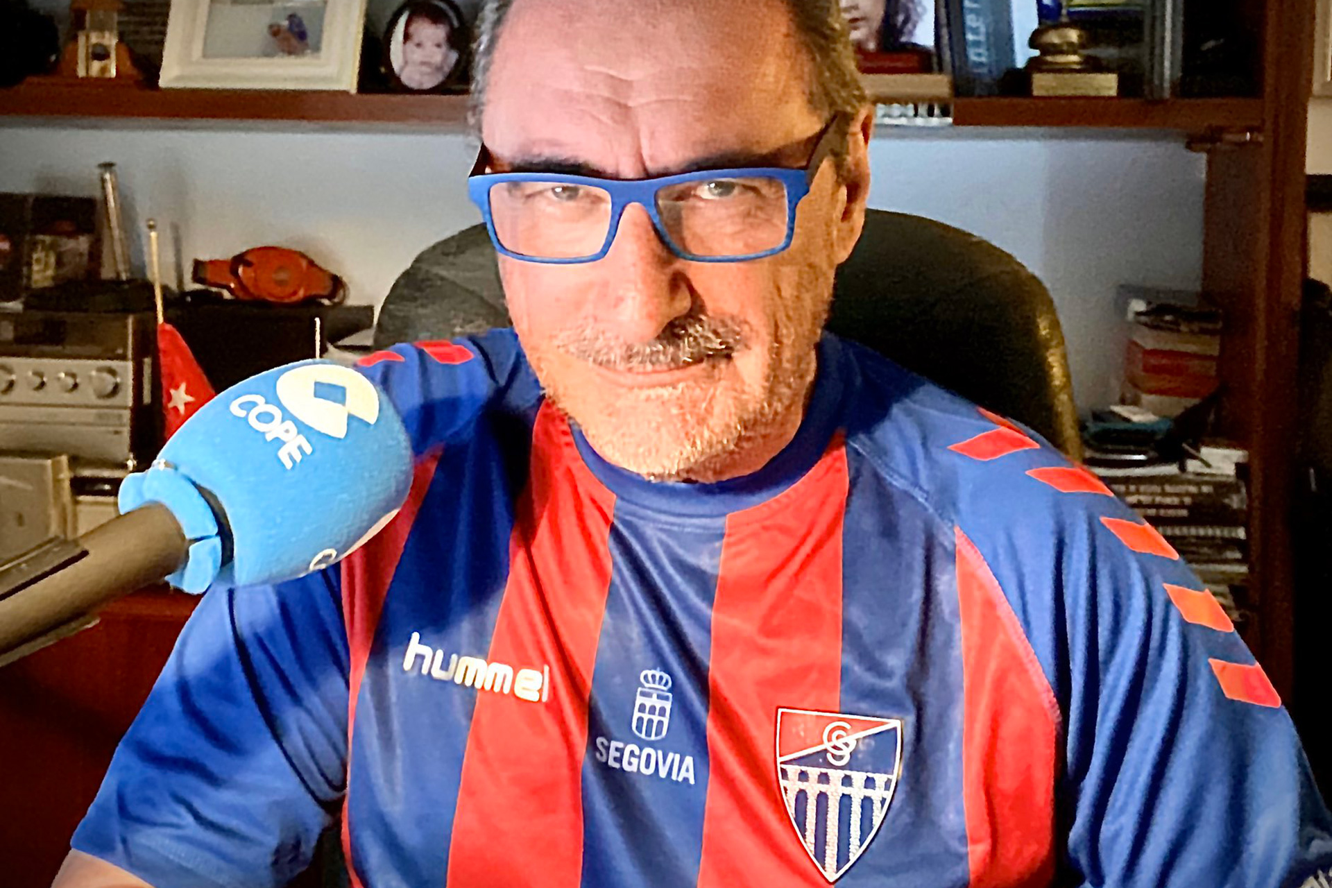 La Gimnástica toma protagonismo en 'Herrera en Cope' 1 El comunicador Carlos Herrera, con la camiseta de la Gimnástica Segoviana, dirigiendo su programa. / @CARLOSHERRERARC