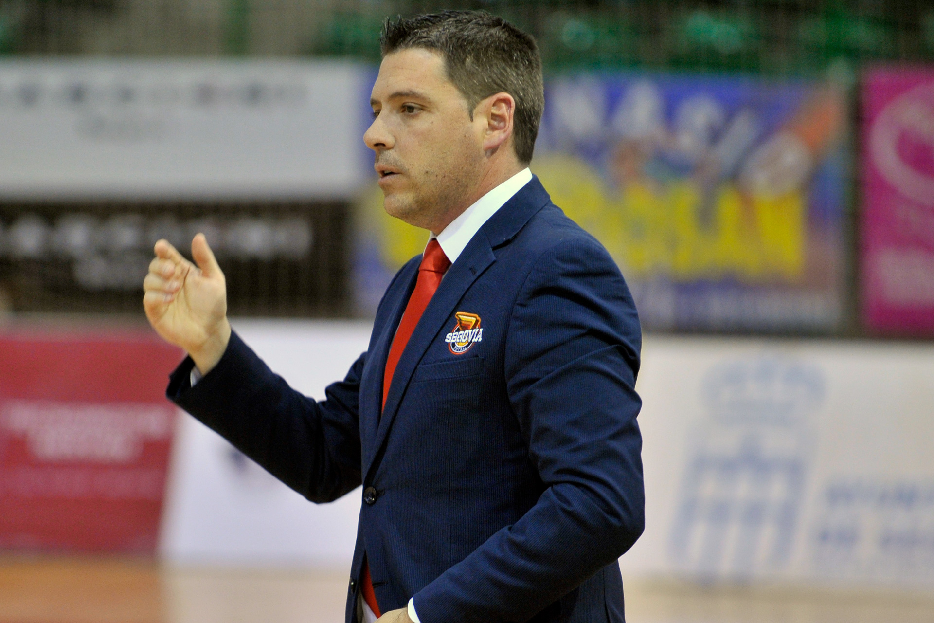 Diego Gacimartín dirige un partido en Primera. / KAMARERO