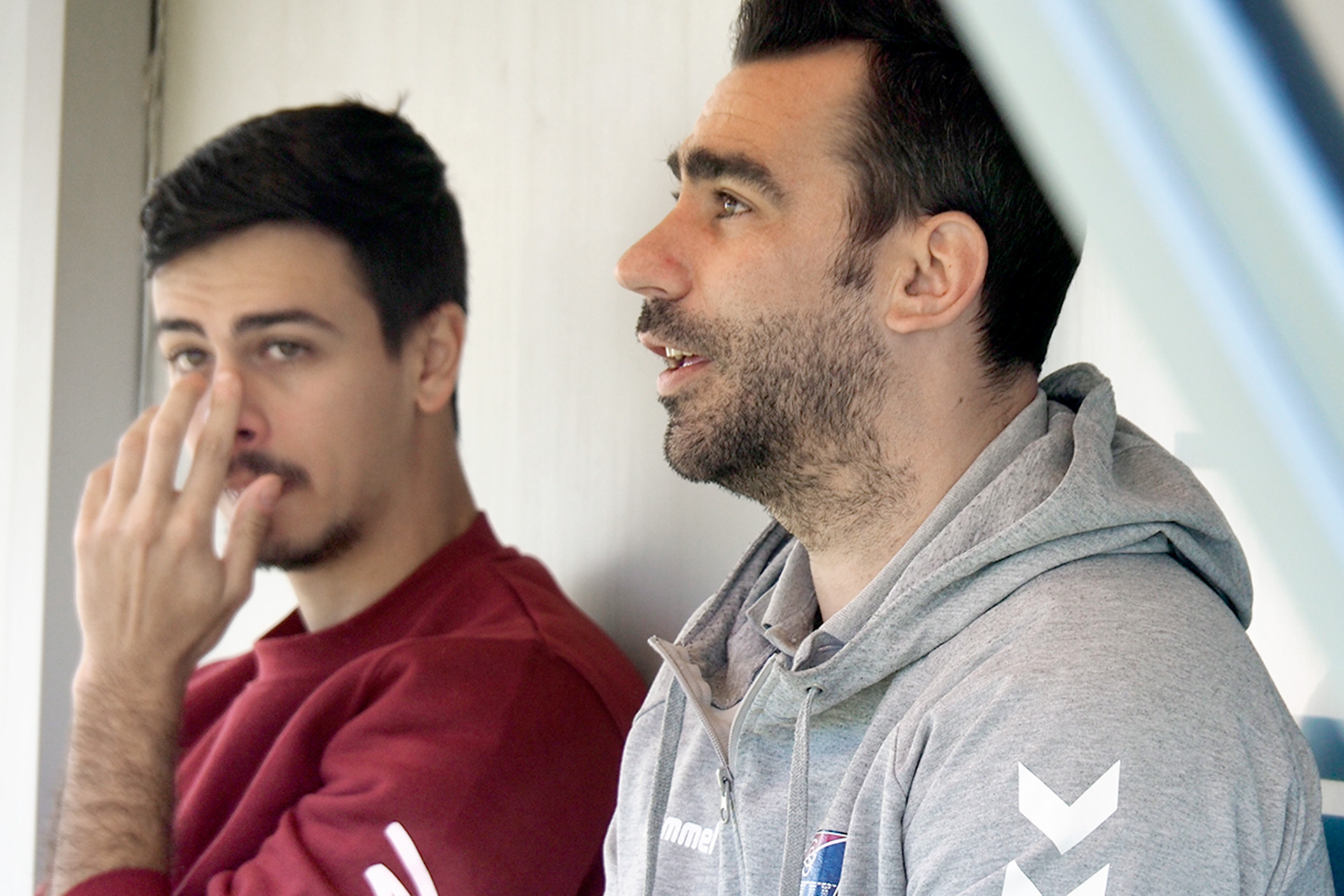 Manu González y Javi Borrego, en el banquillo de la Gimnástica Segoviana./ KAMARERO