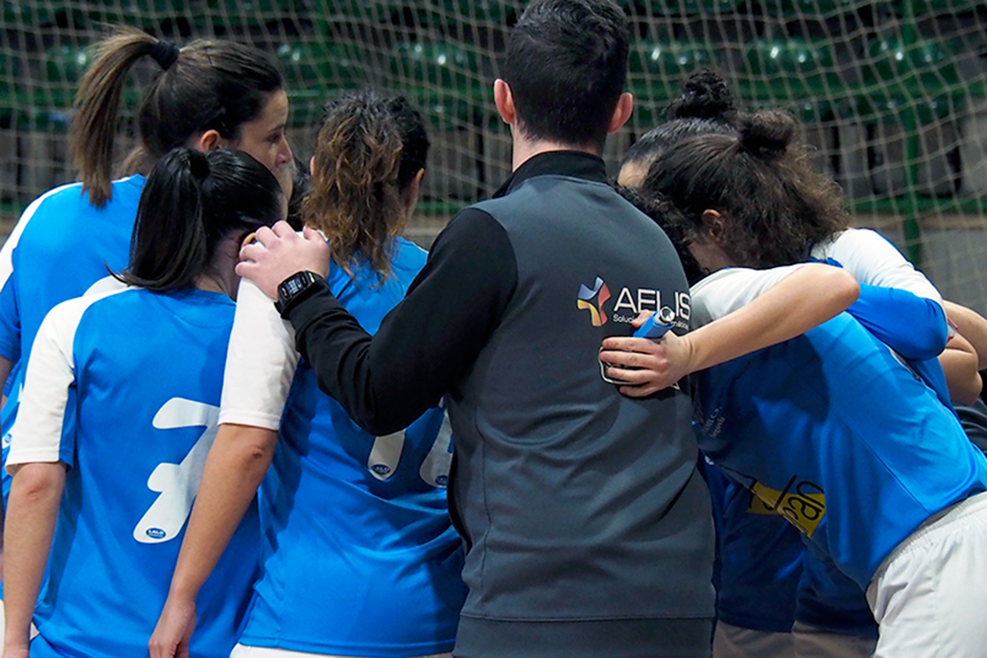 El Unami femenino hace piña antes de la disputa de un partido./ KAMARERO