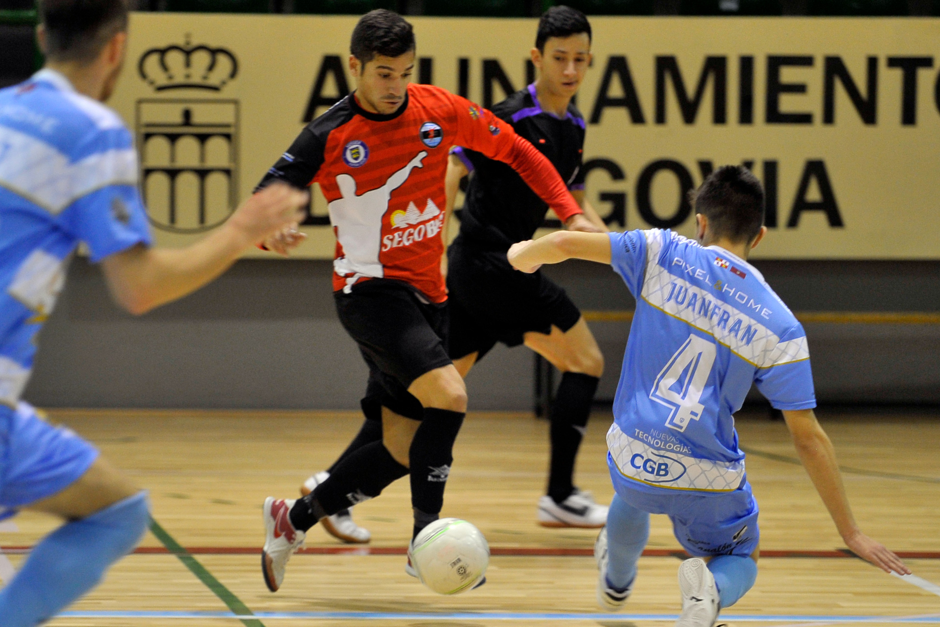 Taveras, del Segosala, intenta irse de un rival del Salamanca. / KAMARERO