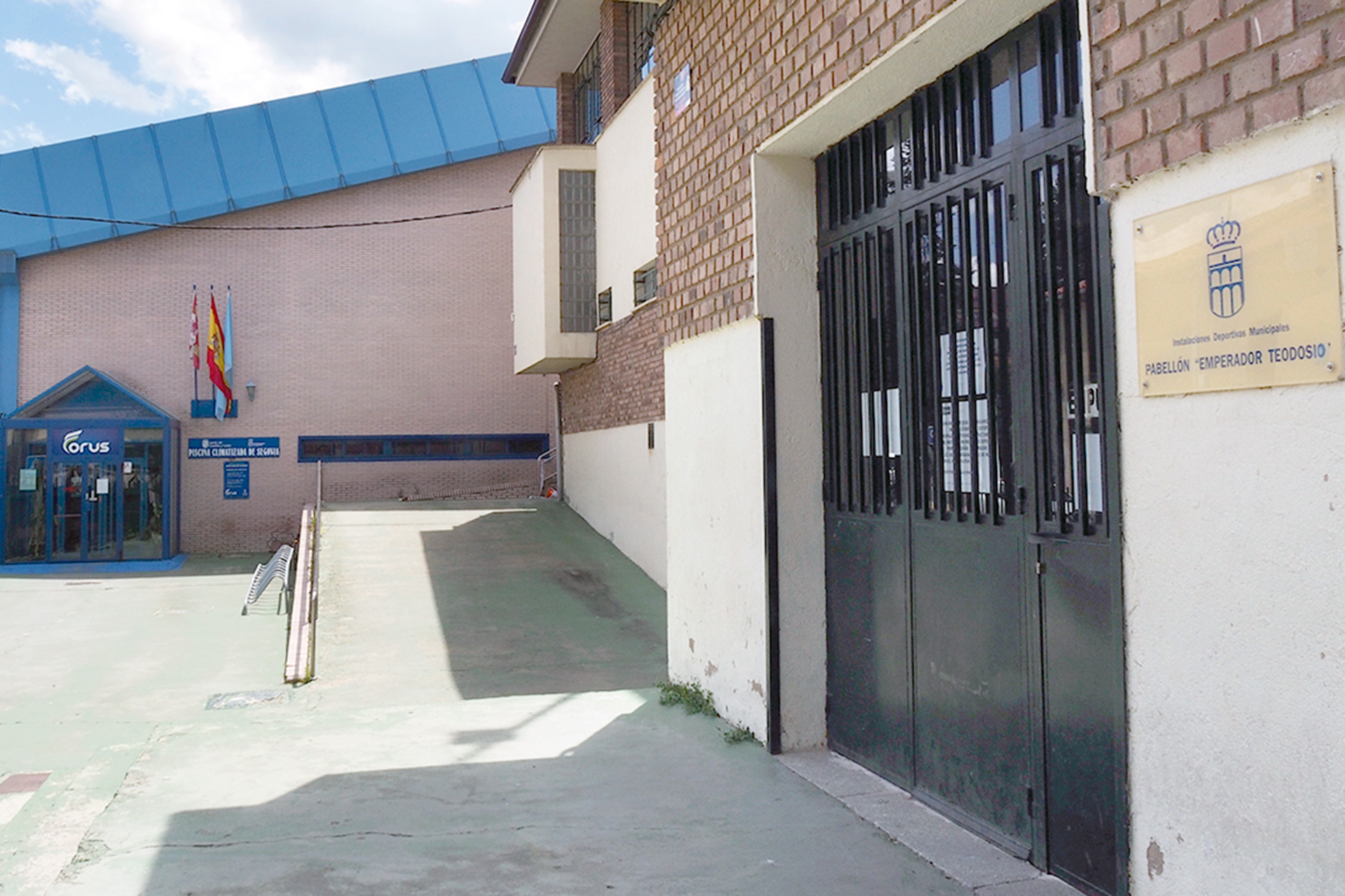 Las puertas de entrada del pabellón Teodosio y la piscina cubierta, cerradas al público. / NEREA LLORENTE