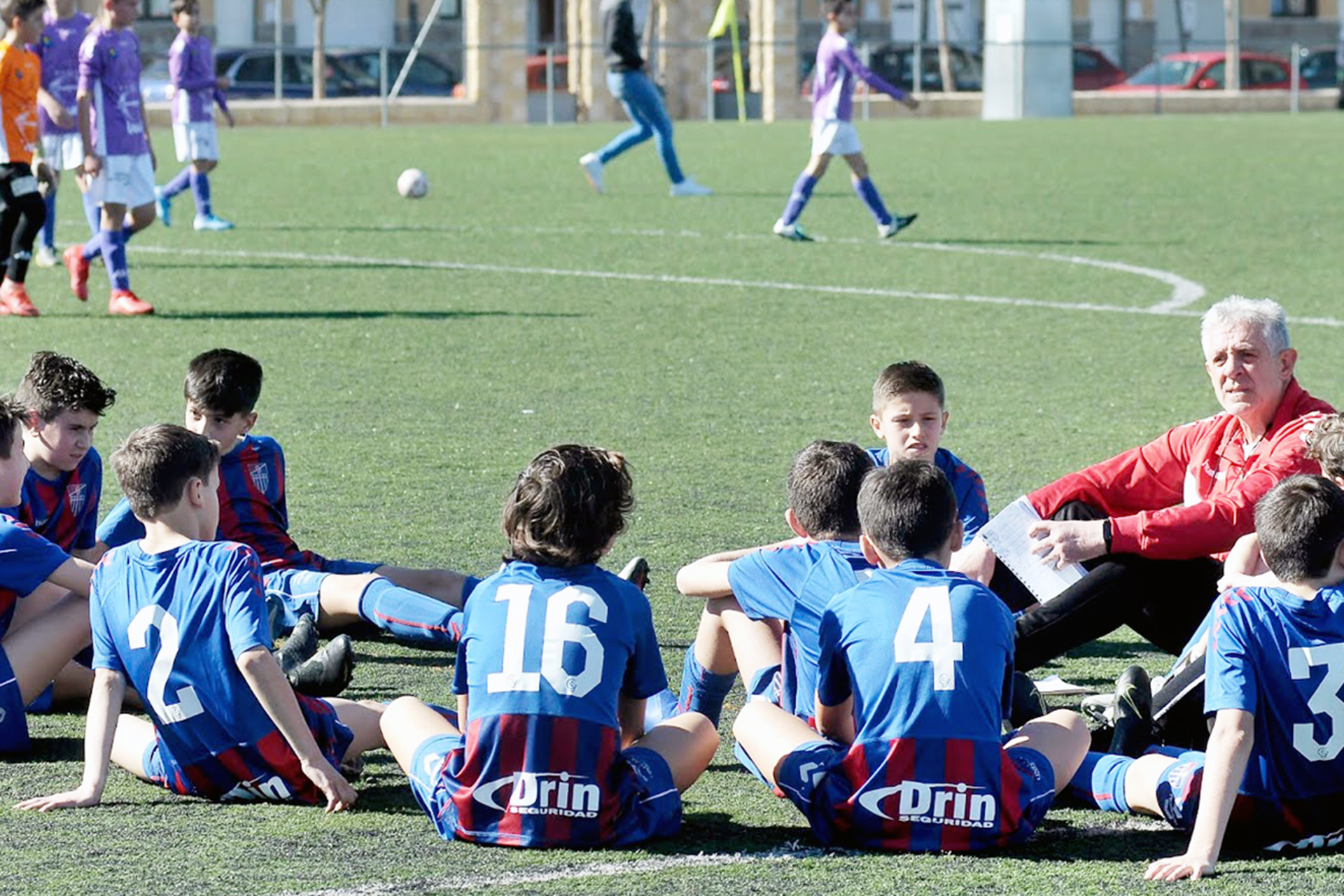 El equipo alevín A de la Segoviana, dialogando con su entrenador al finalizar un partido./ JUAN MARTÍN-G.SEGOVIANA