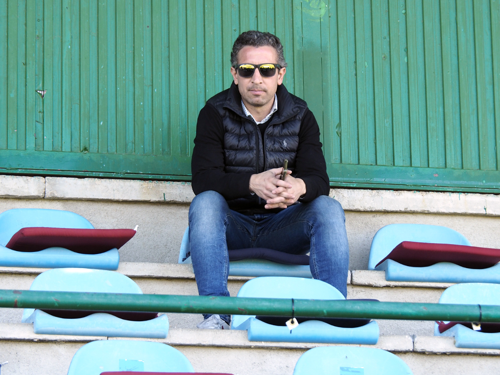 Agustín Cuenca, en el palco de La Albuera antes de un encuentro de la Gimnástica Segoviana./ KAMARERO