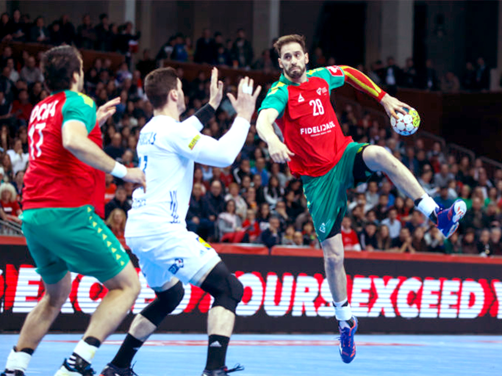 El Viveros Herol Nava ata a un cañonero para el lateral derecho 1 Jorge Silva, durante un encuentro internacional defendiendo la camiseta de la Selección de Portugal./ E.A.