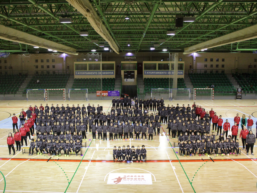 Todos los equipos del Segosala, formados en la pista del Pedro Delgado durante la pasada presentación del club. / KAMARERO